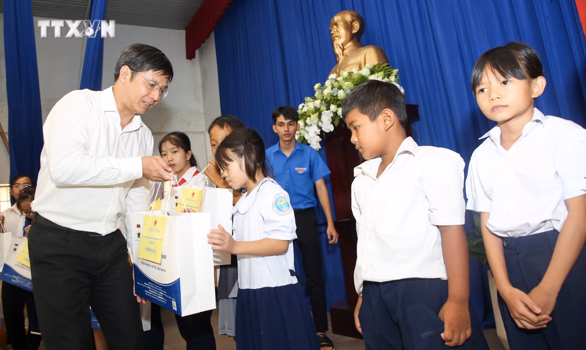 vna_potal_quyen_chu_tich_nuoc_tham_tang_qua_nguoi_co_cong_va_tre_em_tai_tay_ninh_7312861.jpg