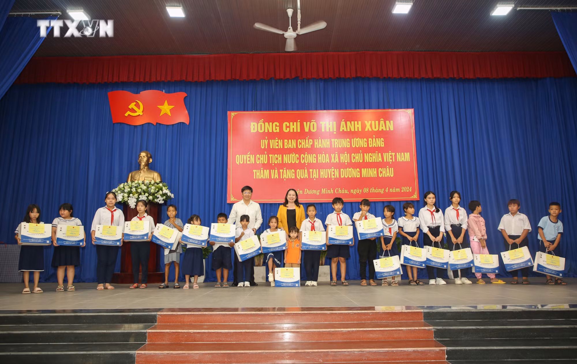 vna_potal_quyen_chu_tich_nuoc_tham_tang_qua_nguoi_co_cong_va_tre_em_tai_tay_ninh_7312840.jpg
