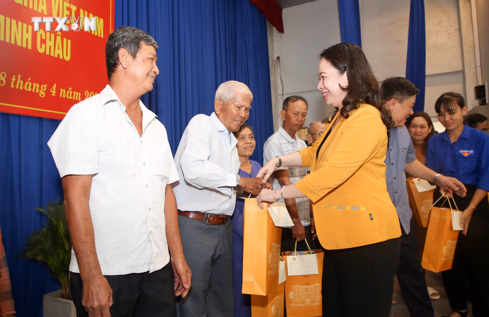 vna_potal_quyen_chu_tich_nuoc_tham_tang_qua_nguoi_co_cong_va_tre_em_tai_tay_ninh_7312850.jpg