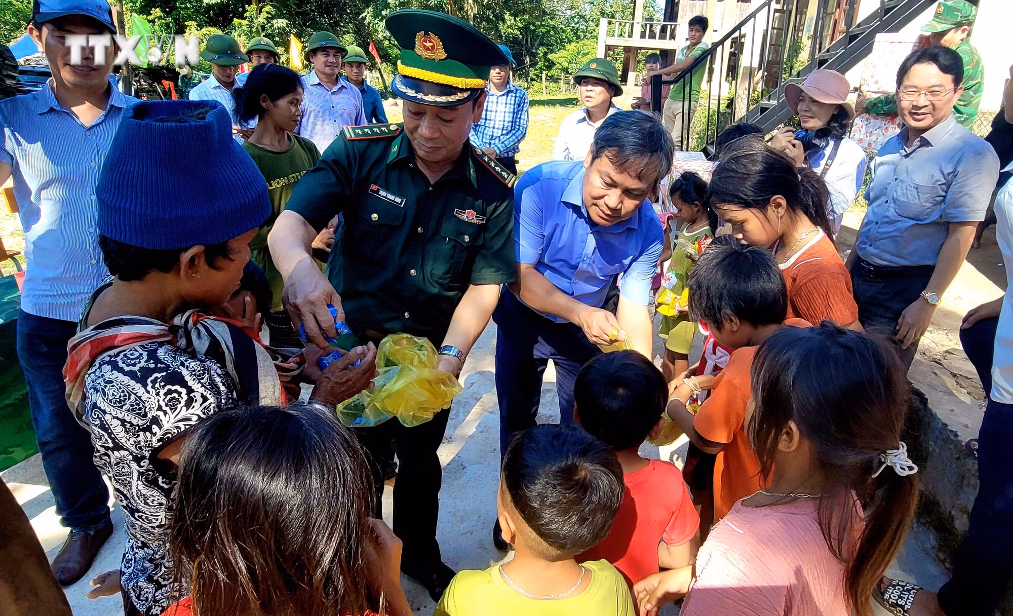 vna_potal_bi_thu_tinh_uy_quang_binh_vu_dai_thang_tham_tang_qua_nguoi_dan_ban_bien_gioi_kho_khan_ban_doc_may_7524365.jpg