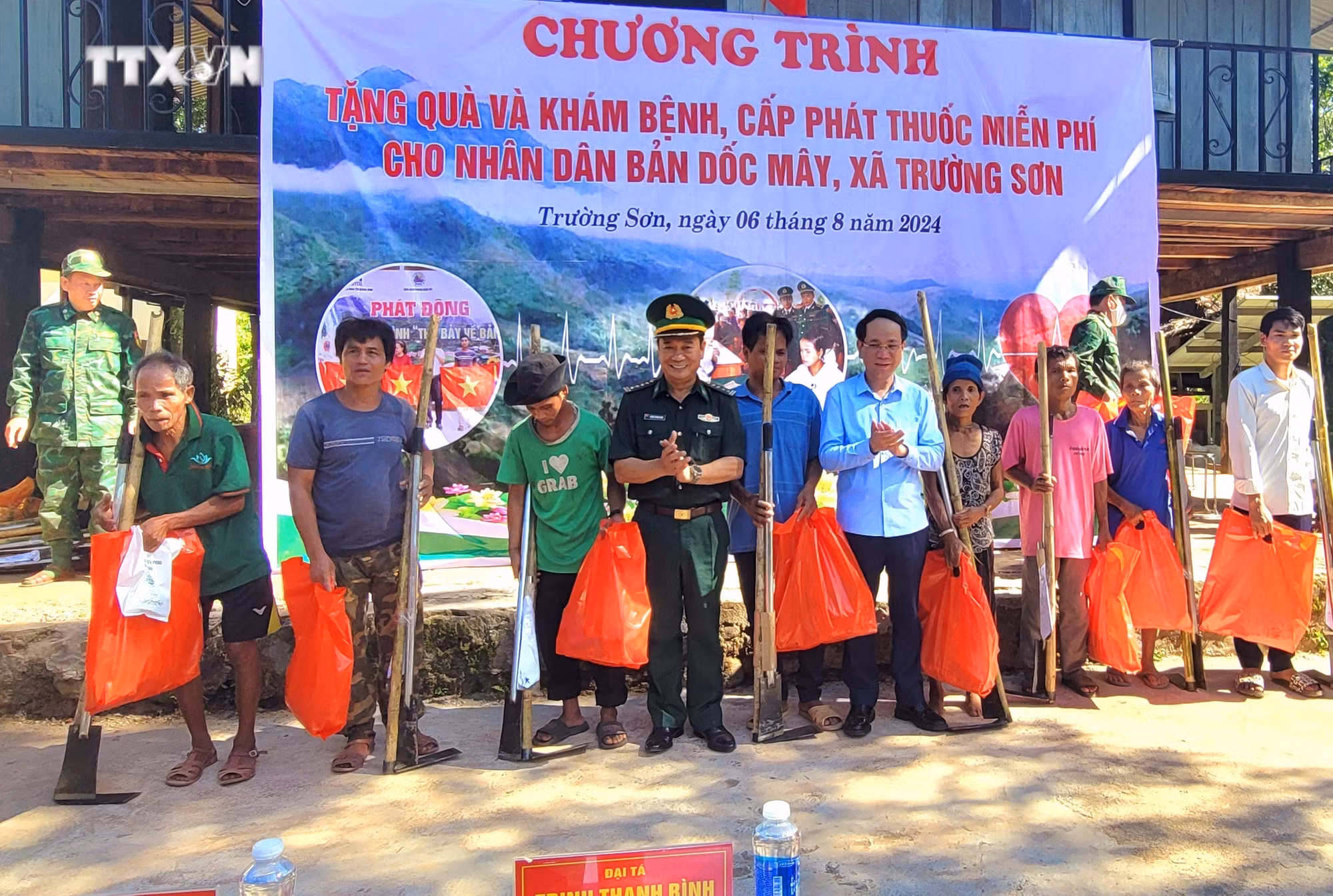 vna_potal_bi_thu_tinh_uy_quang_binh_vu_dai_thang_tham_tang_qua_nguoi_dan_ban_bien_gioi_kho_khan_ban_doc_may_7524377.jpg