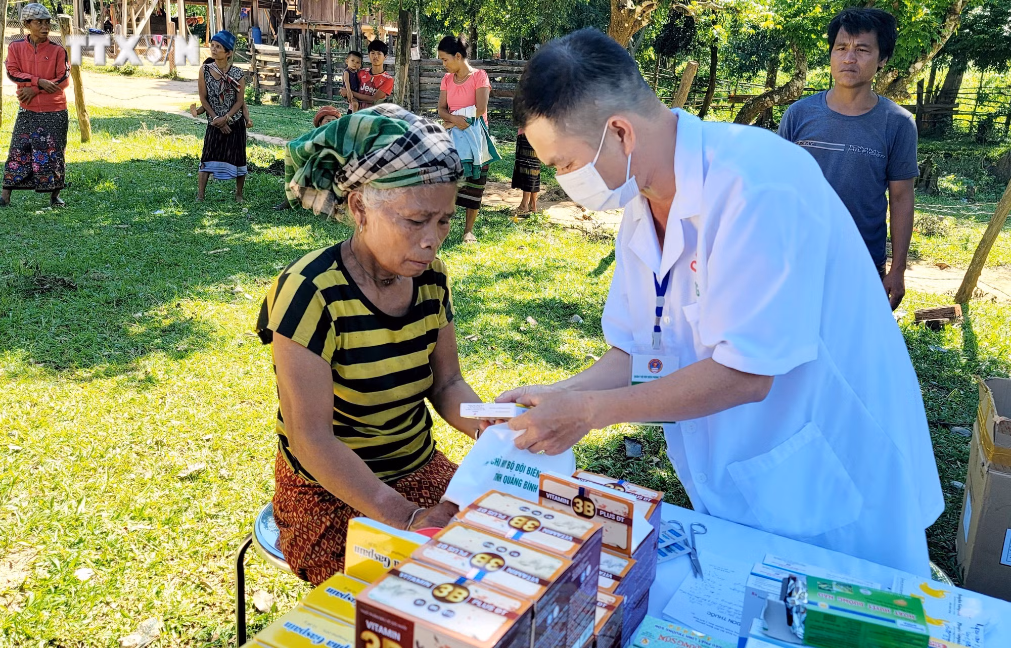 vna_potal_bi_thu_tinh_uy_quang_binh_vu_dai_thang_tham_tang_qua_nguoi_dan_ban_bien_gioi_kho_khan_doc_may_7524374.jpg