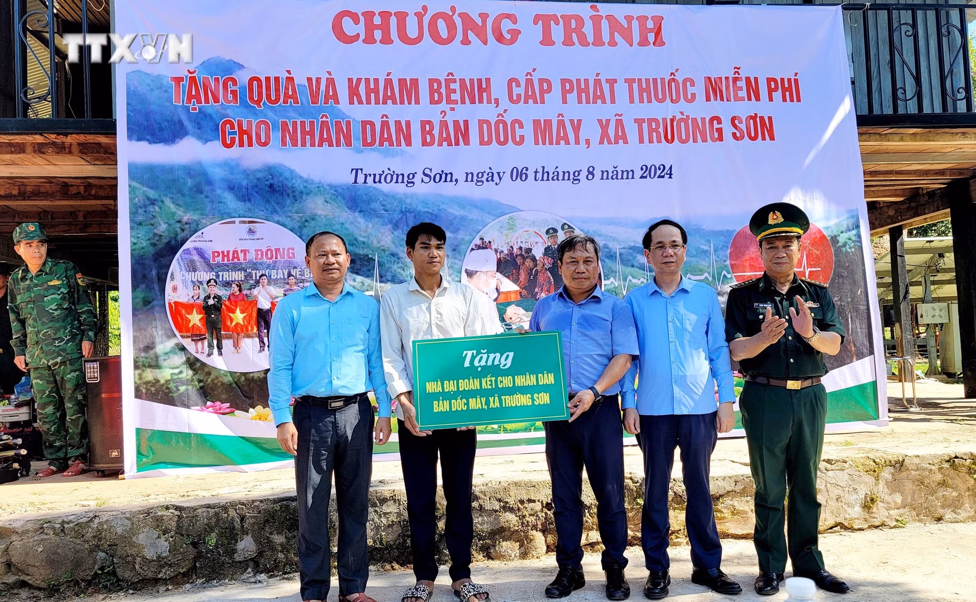 vna_potal_bi_thu_tinh_uy_quang_binh_vu_dai_thang_tham_tang_qua_nguoi_dan_ban_bien_gioi_kho_khan_doc_may_7524371.jpg