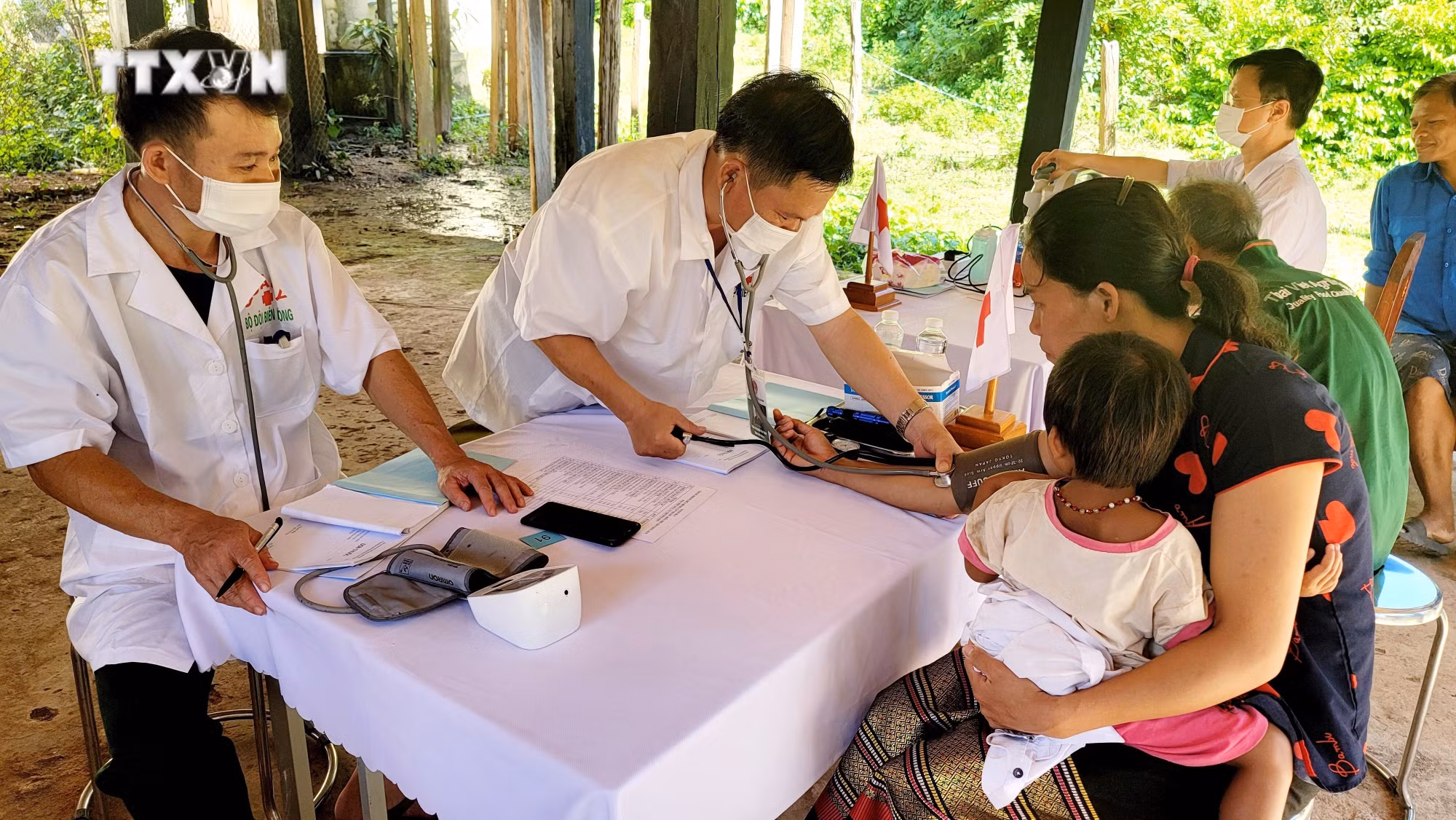 vna_potal_bi_thu_tinh_uy_quang_binh_vu_dai_thang_tham_tang_qua_nguoi_dan_ban_bien_gioi_kho_khan_doc_may_7524373.jpg