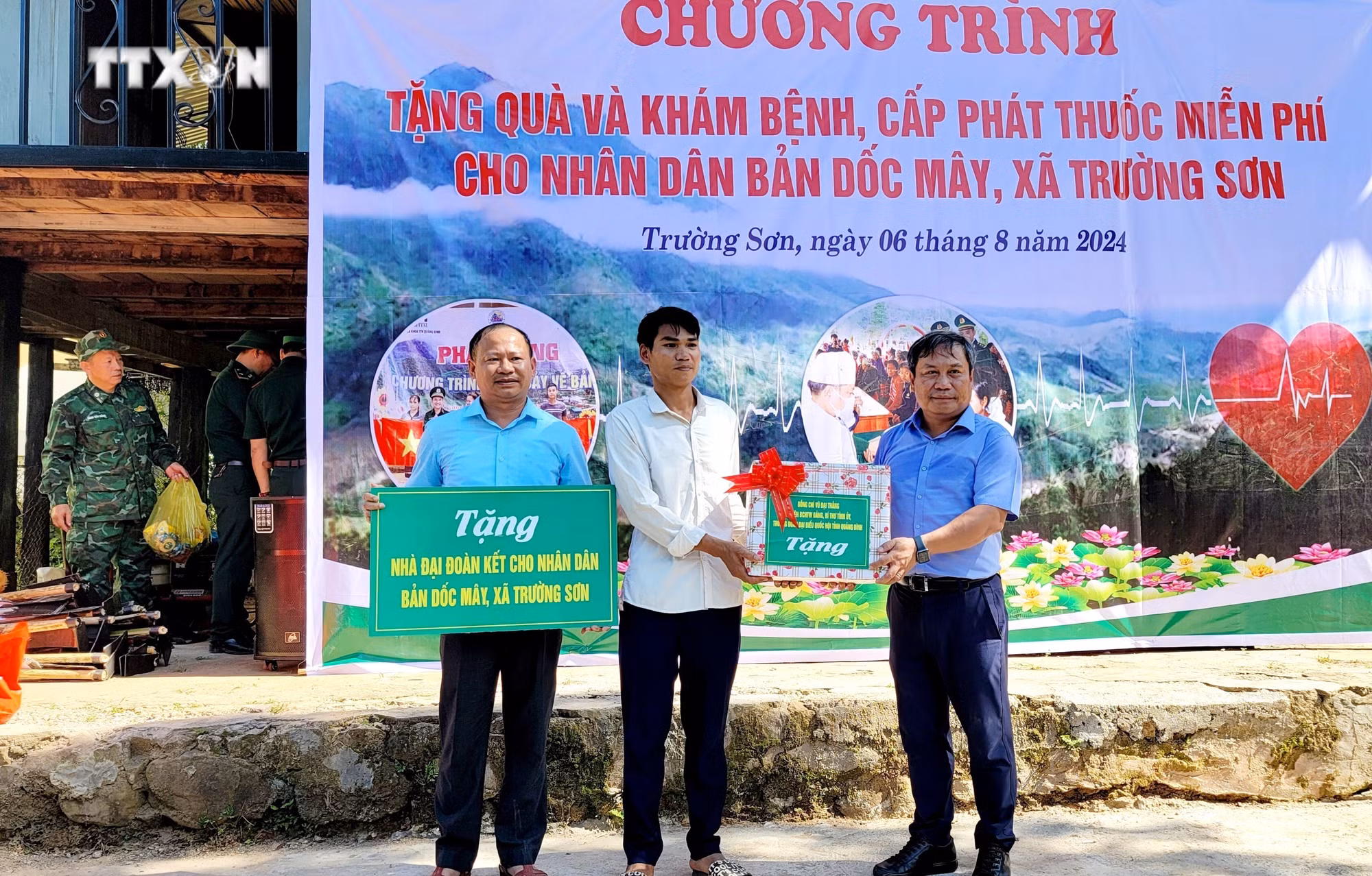 vna_potal_bi_thu_tinh_uy_quang_binh_vu_dai_thang_tham_tang_qua_nguoi_dan_ban_bien_gioi_kho_khan_doc_may_7524369.jpg
