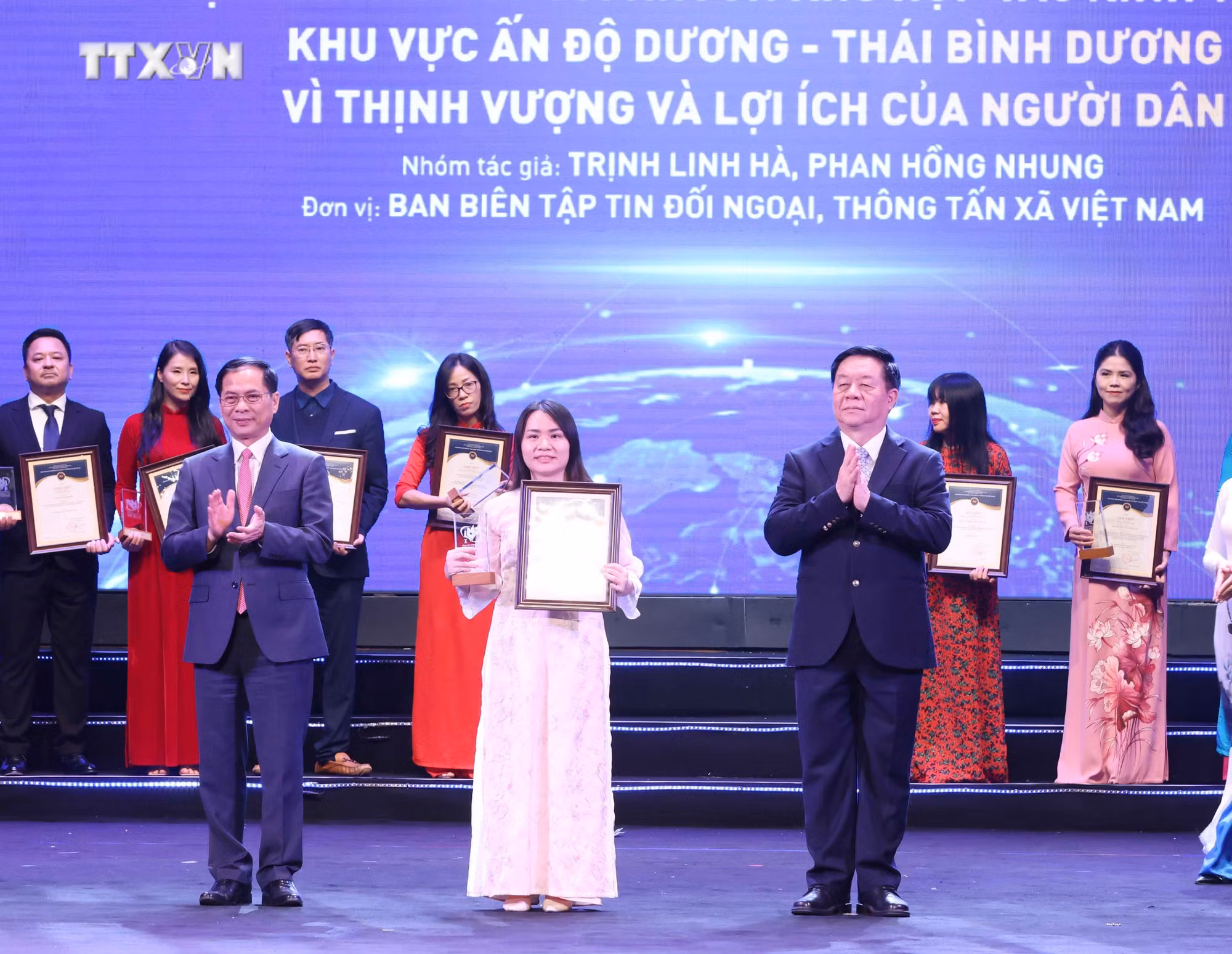 vna_potal_le_trao_giai_thuong_toan_quoc_ve_thong_tin_doi_ngoai_lan_thu_10_7737175.jpg