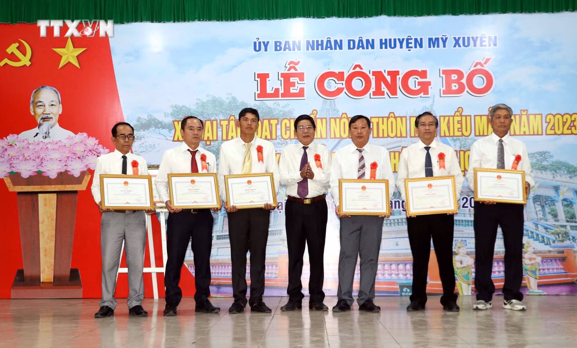 vna_potal_dai_tam-xa_dong_dong_bao_dan_toc_khmer_o_soc_trang_nhan_danh_hieu_nong_thon_moi_kieu_mau_7199959.jpg