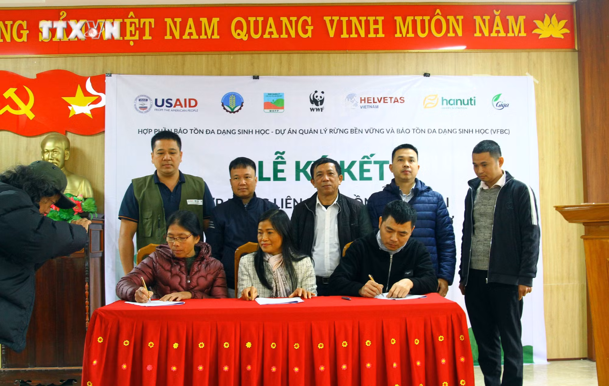vna_potal_quang_binh_ban_giao_hang_muc_ho_tro_trang_thiet_bi_may_san_xuat_nong_nghiep_cho_hop_tac_xa_truong_son_7199697.jpg