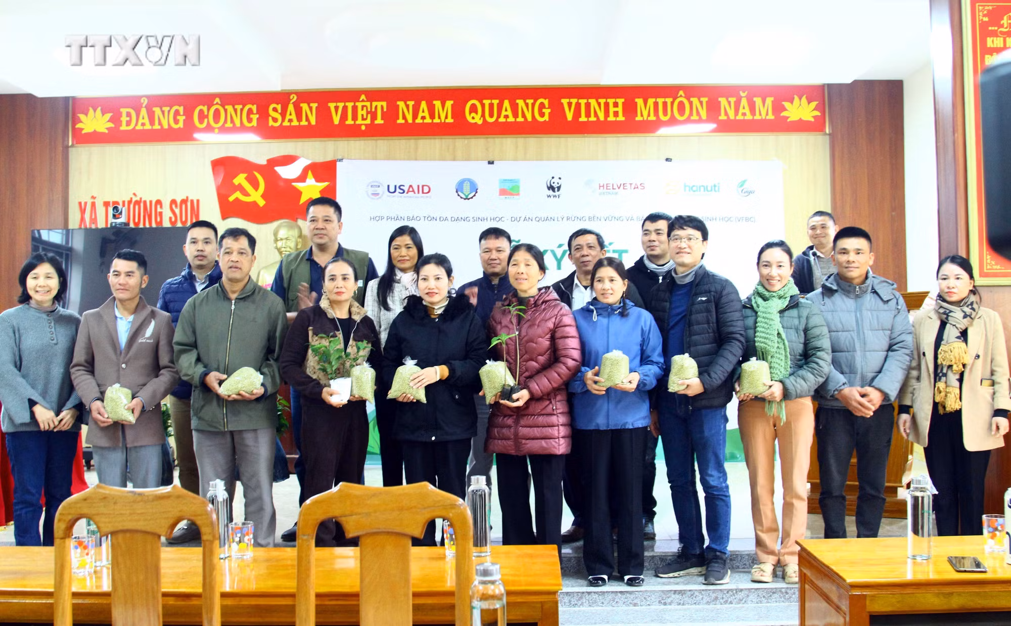 vna_potal_quang_binh_ban_giao_hang_muc_ho_tro_trang_thiet_bi_may_san_xuat_nong_nghiep_cho_hop_tac_xa_truong_son_7199702.jpg
