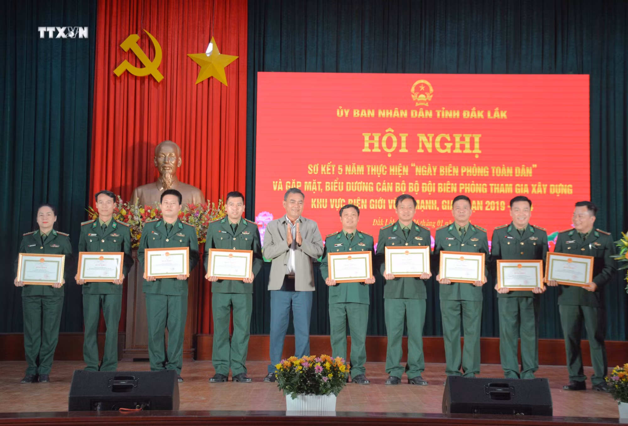 vna_potal_dak_lak_hoi_nghi_so_ket_5_nam_thuc_hien_ngay_bien_phong_toan_dan_va_bieu_duong_can_bo_bo_doi_bien_phong_tham_gia_xay_dung_khu_vuc_bien_gioi__7200197.jpg