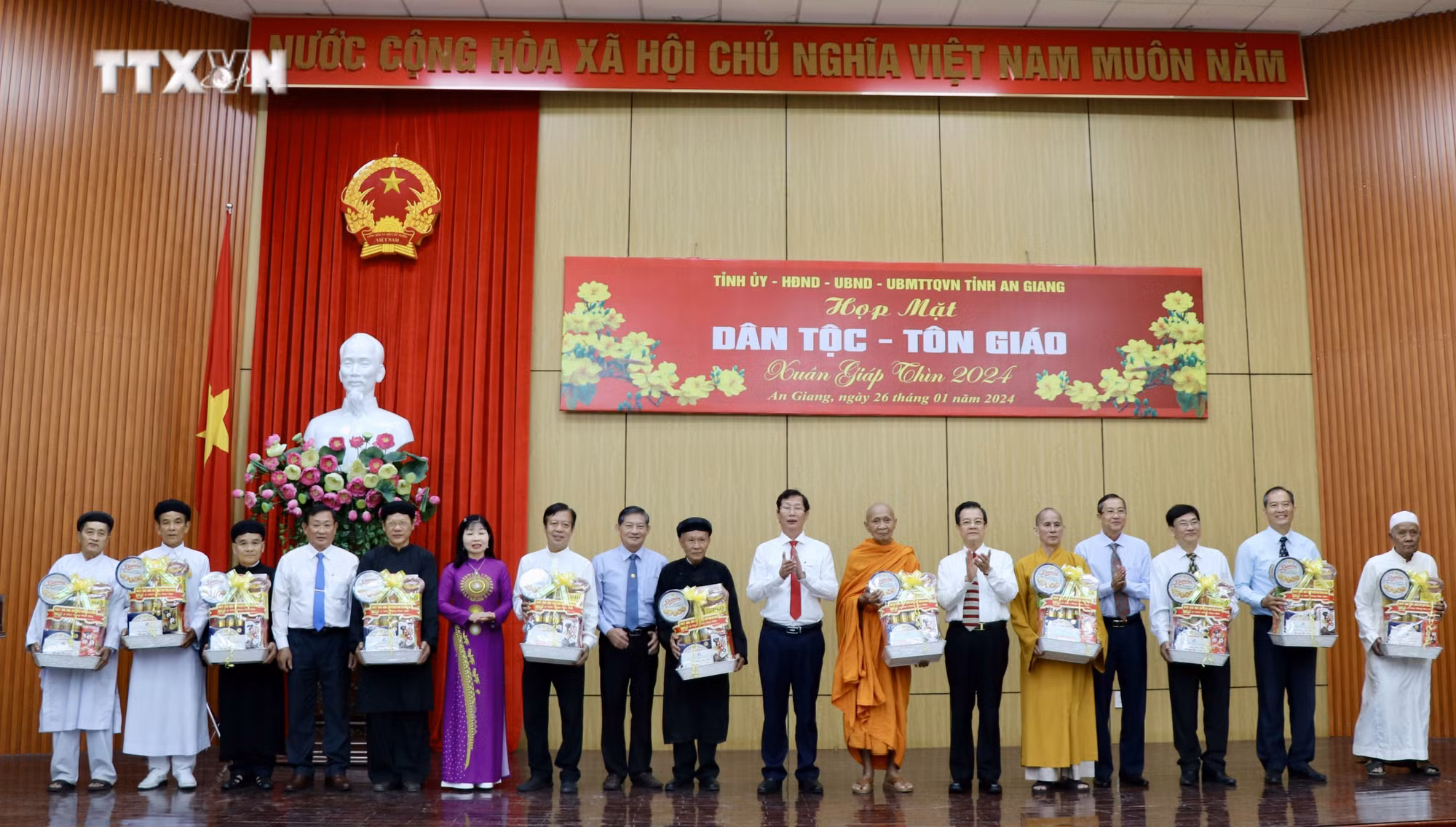 vna_potal_an_giang_hop_mat_dong_bao_dan_toc_ton_giao_mung_xuan_giap_thin_2024_7199287.jpeg
