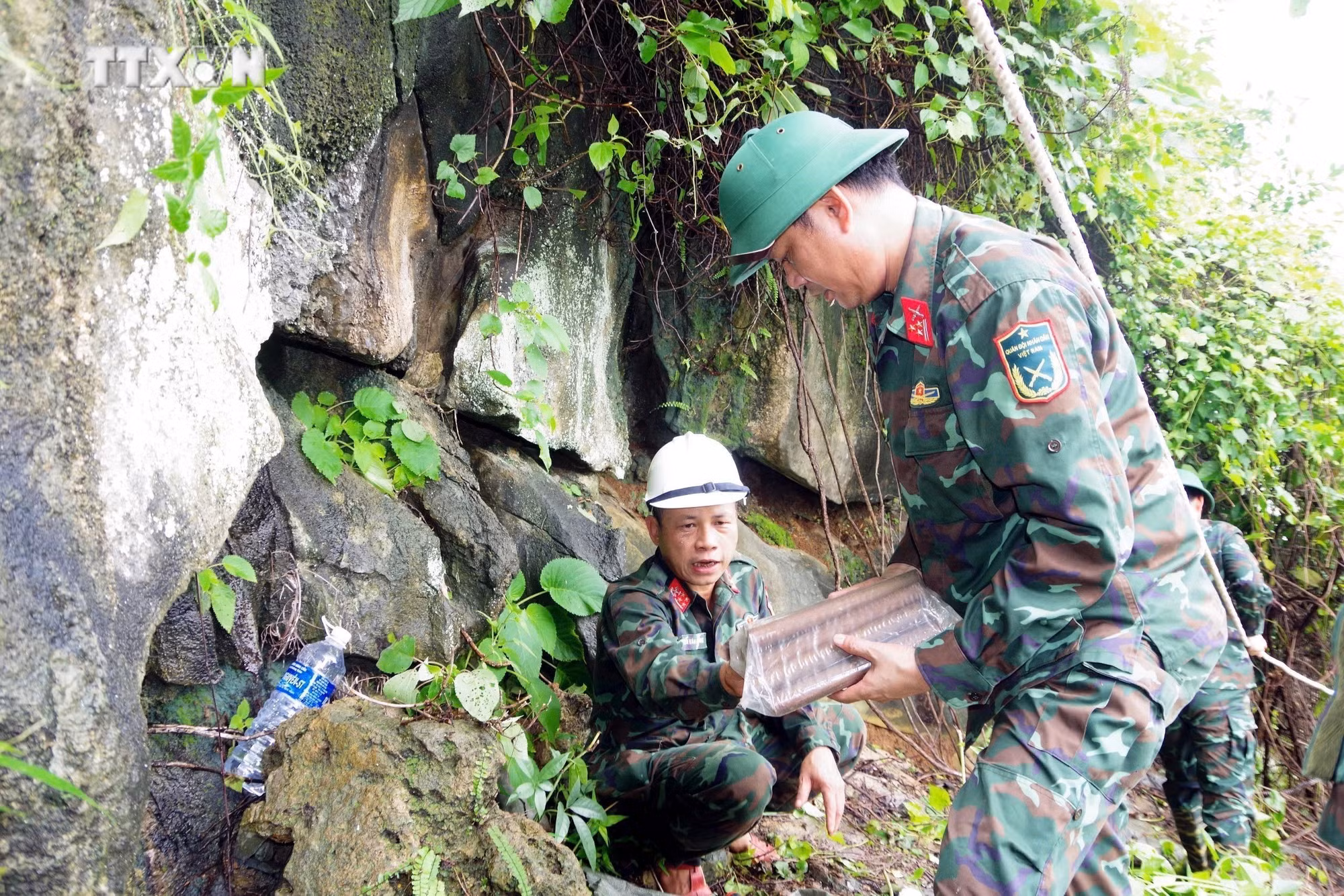 vna_potal_quang_binh_xu_ly_an_toan_khoi_da_nang_300_tan_co_nguy_co_sat_lo__7648348.jpg