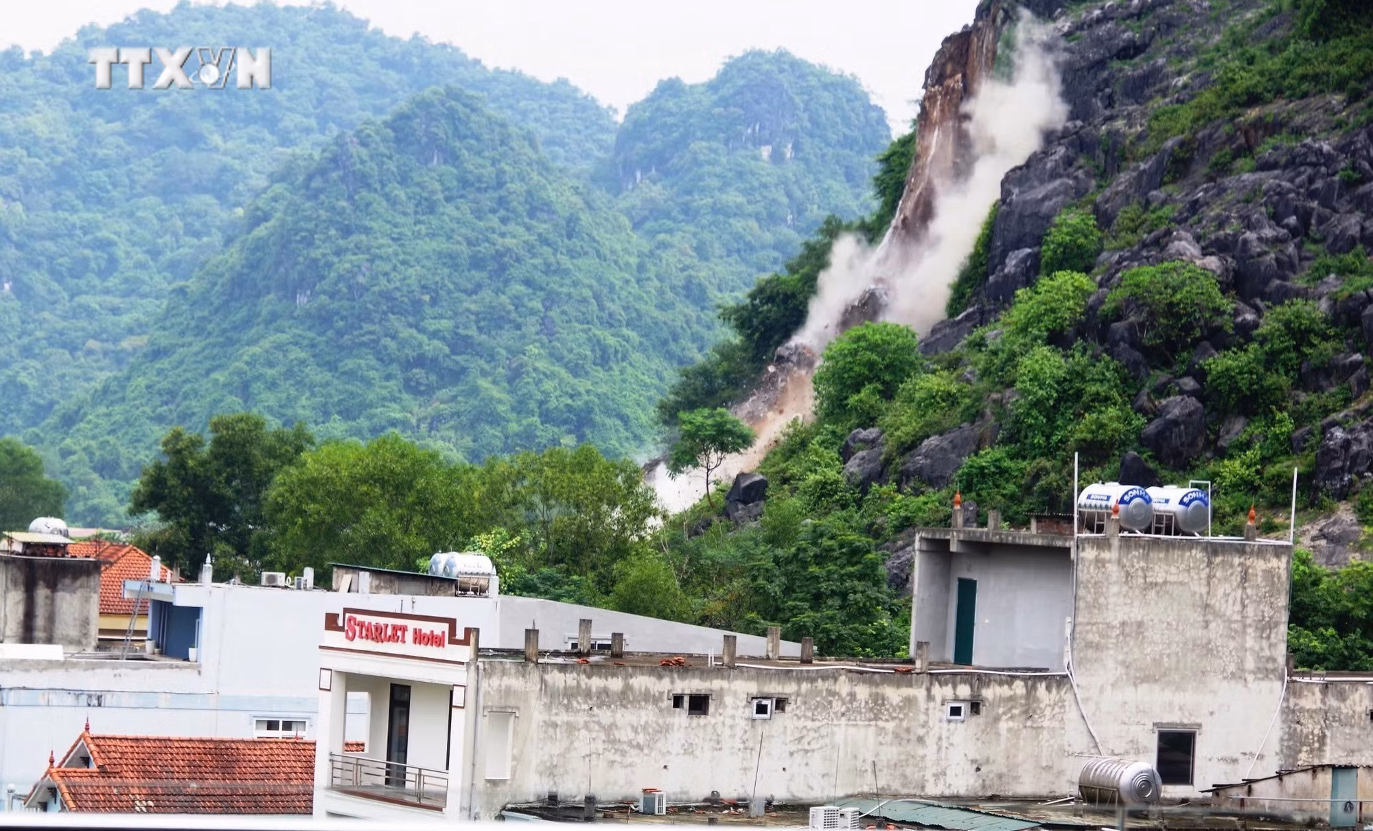 vna_potal_quang_binh_xu_ly_an_toan_khoi_da_nang_300_tan_co_nguy_co_sat_lo__7648350.jpg