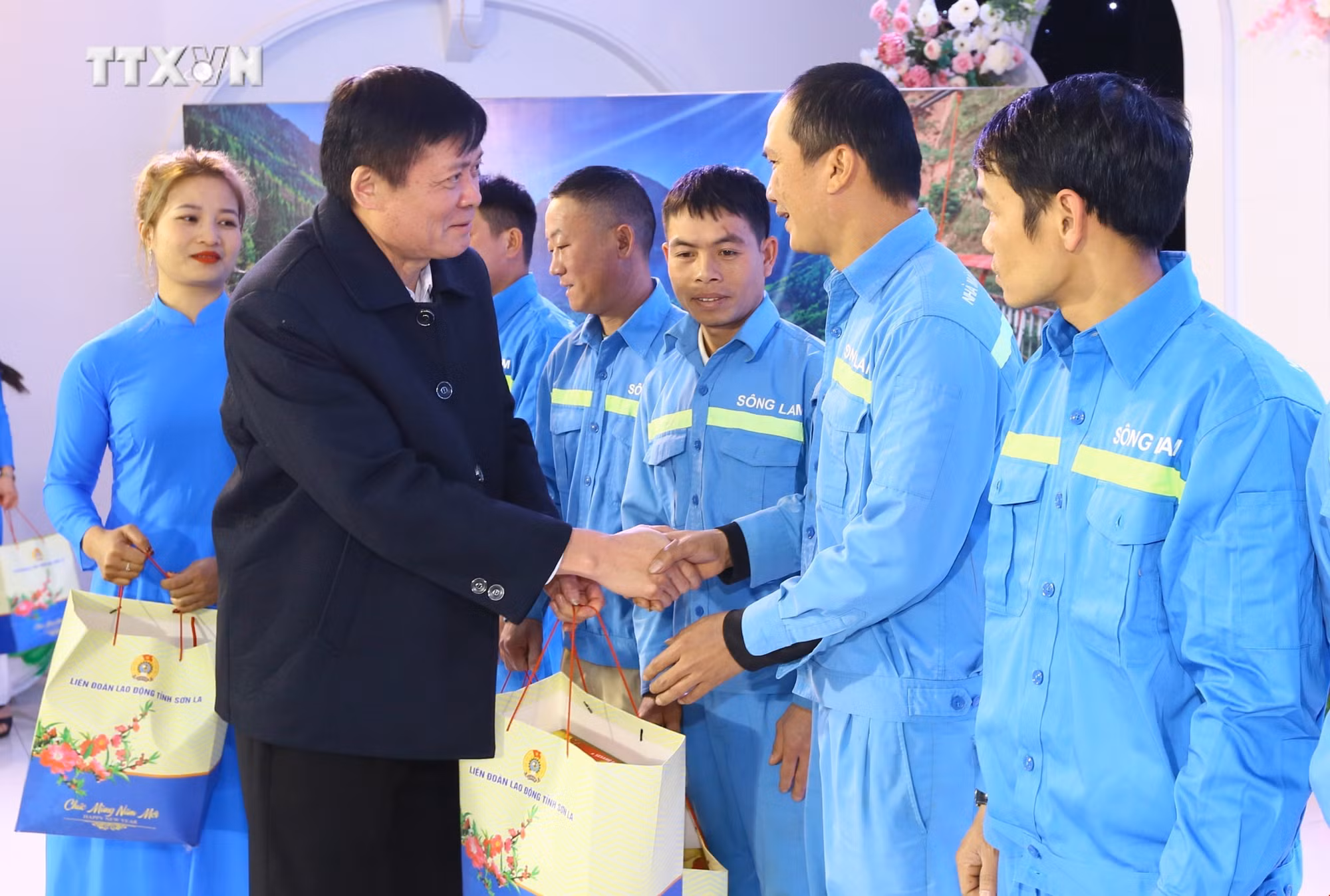 vna_potal_chuong_trinh_tet_sum_vay_-_xuan_chia_se_nam_2024_tai_son_la_7202661.jpg