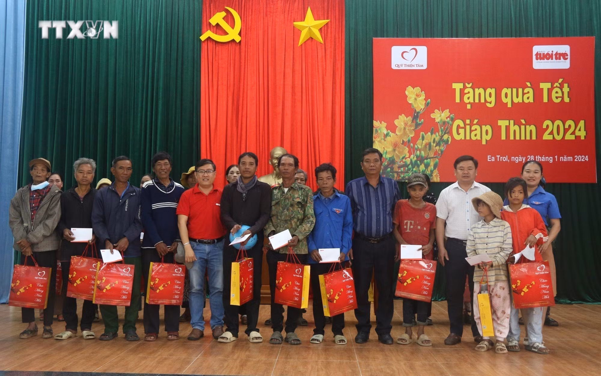vna_potal_nhieu_hoat_dong_tang_qua_tet_cho_gia_dinh_co_cong_nguoi_ngheo_tai_phu_yen_7203433.jpg
