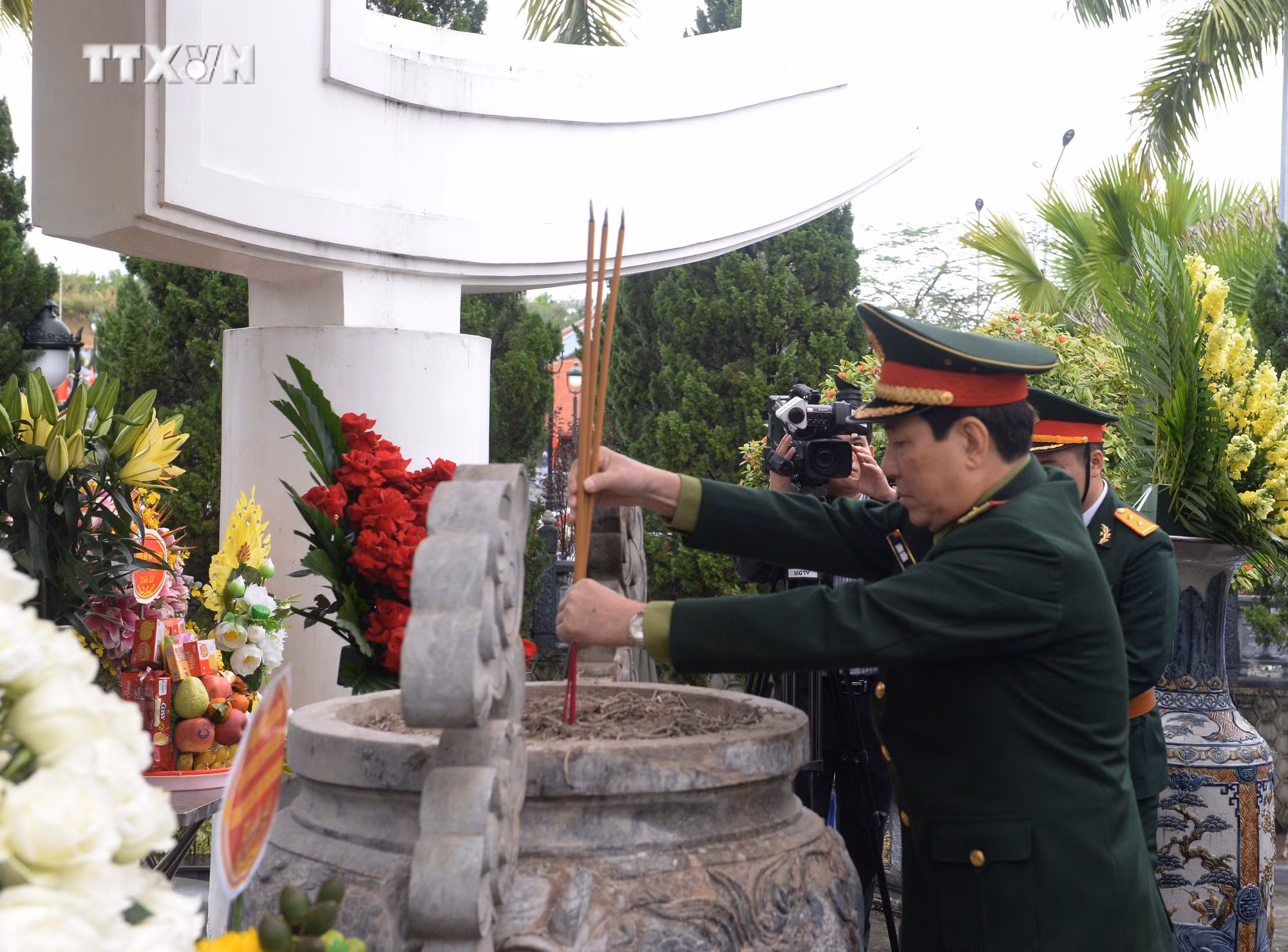 vna_potal_dai_tuong_luong_cuong_tham_chuc_tet_dang_bo_va_nhan_dan_cac_dan_toc_luc_luong_vu_trang_tinh_ha_giang_7192328.jpg