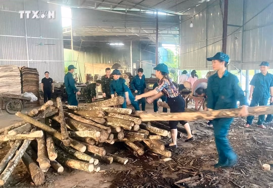vna_potal__gan_80_xuong_go_va_nha_dan_bi_ngap_do_thuy_dien_thac_ba_xa_lu_7522802.jpg