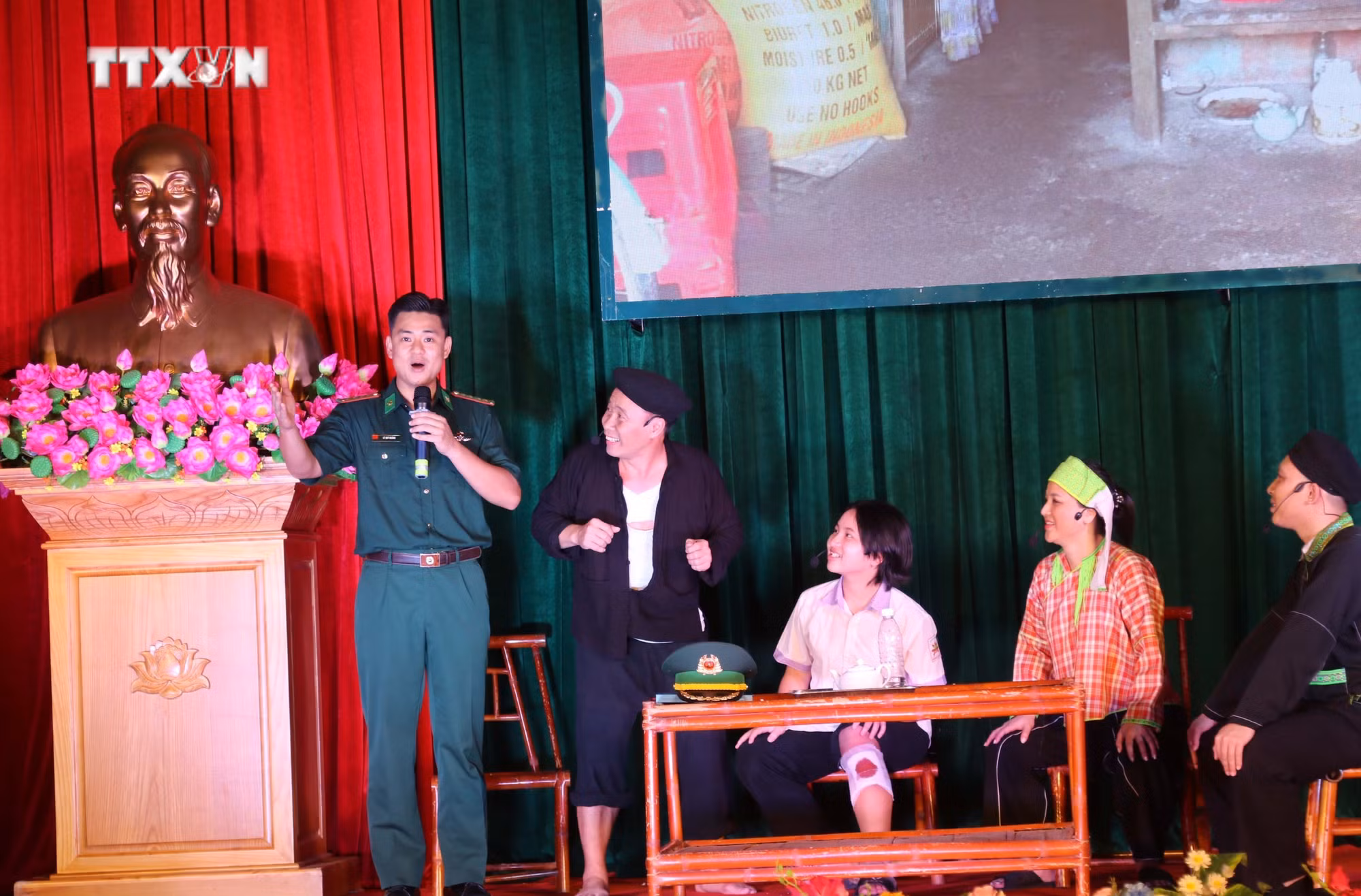 vna_potal_lan_toa_nhung_sac_mau_dan_van_bien_phong_7523644.jpg