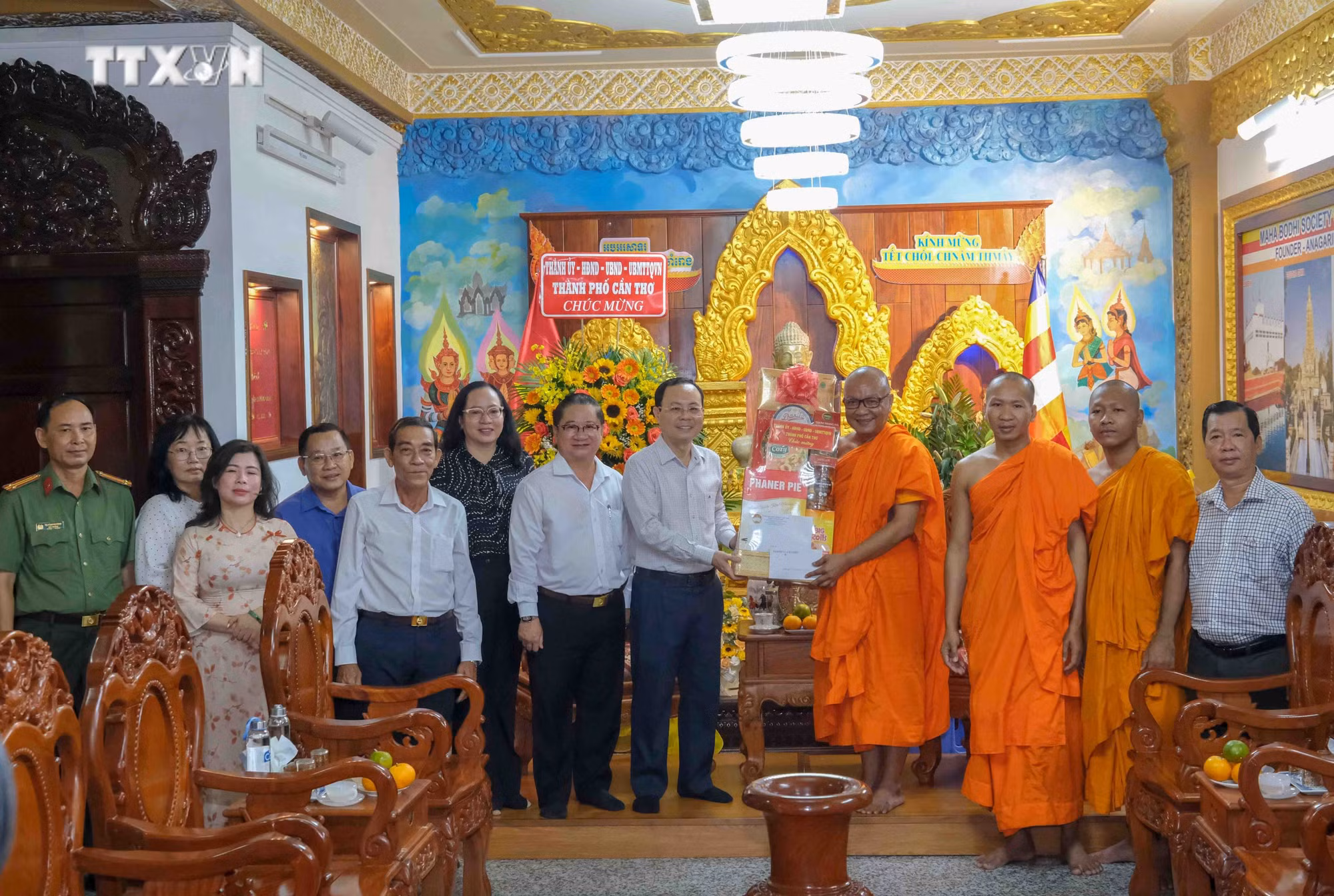 vna_potal_can_tho_tham_chuc_tet_chol_chnam_thmay_7319292.jpg