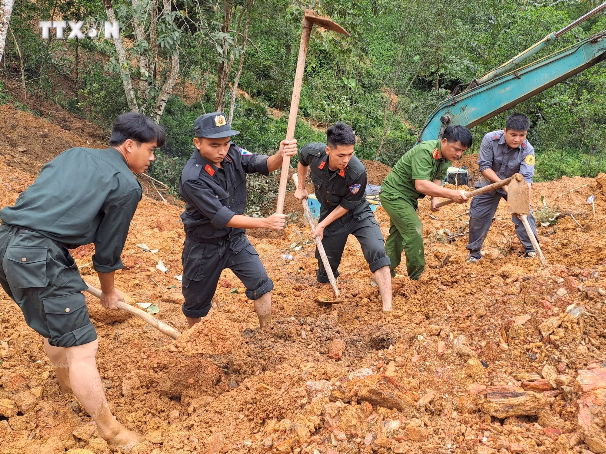 vna_potal_sat_lo_dat_vui_lap_o_to_khach_o_ha_giang_8_nguoi_chet_4_nguoi_bi_thuong_7480315.jpg