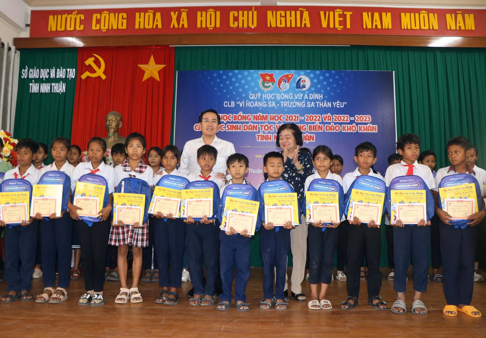 Trao 150 suất học bổng Vừ A Dính tặng học sinh nghèo Ninh Thuận
