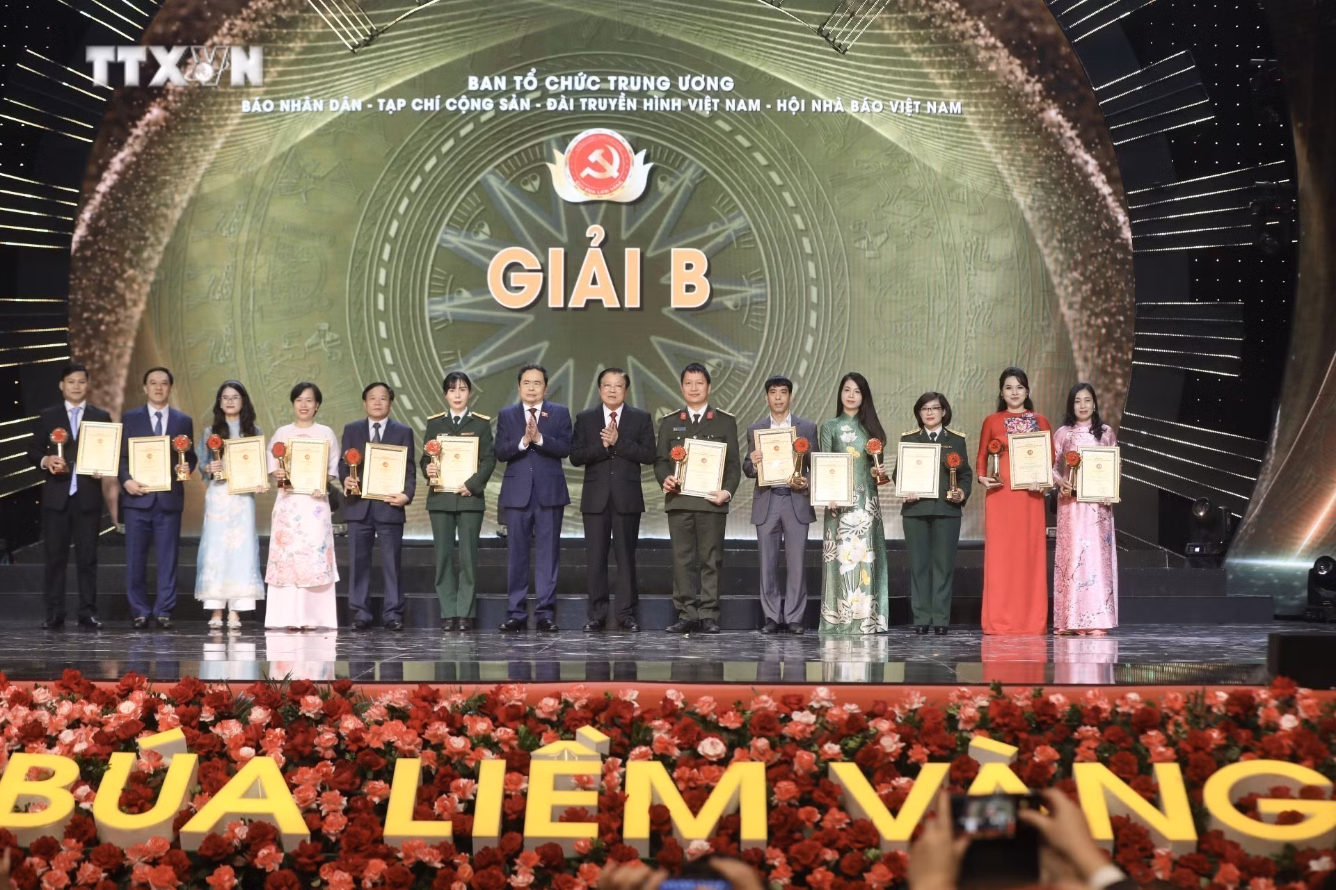 vna_potal_le_trao_giai_bua_liem_vang_lan_thu_viii_7209174.jpeg