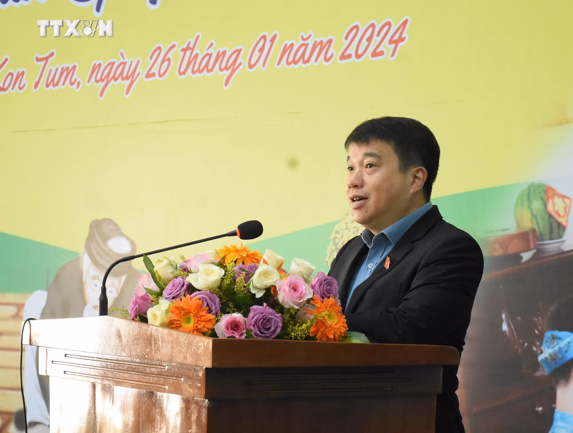 vna_potal_chu_tich_hoi_dong_dan_toc_cua_quoc_hoi_y_thanh_ha_nie_kdam_tham_tang_qua_cho_cong_nhan_vien_chuc_lao_dong_kho_khan_tai_kon_tum_7199774.jpg