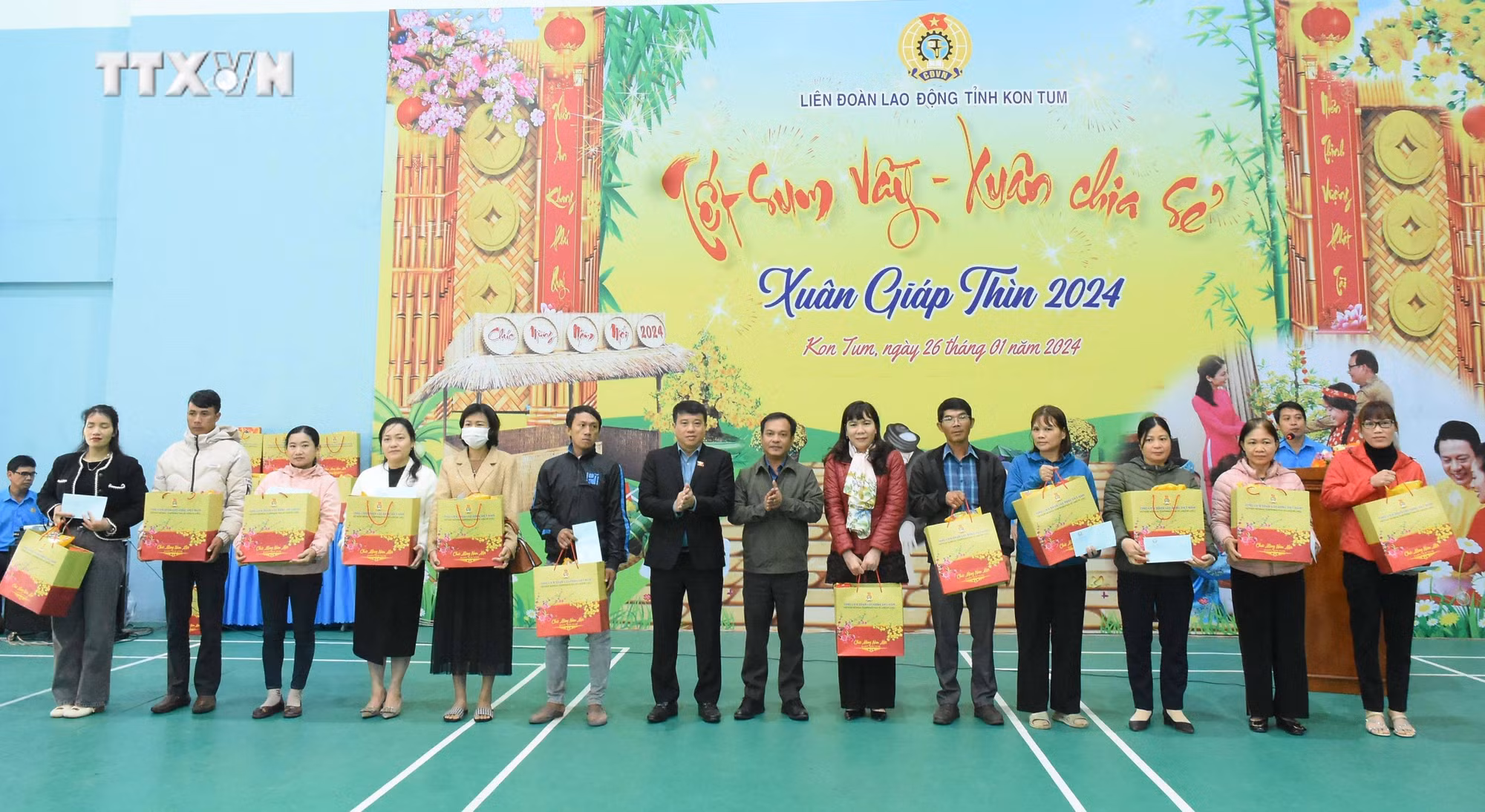 vna_potal_chu_tich_hoi_dong_dan_toc_cua_quoc_hoi_y_thanh_ha_nie_kdam_tham_tang_qua_cho_cong_nhan_vien_chuc_lao_dong_kho_khan_tai_kon_tum_7199767.jpg