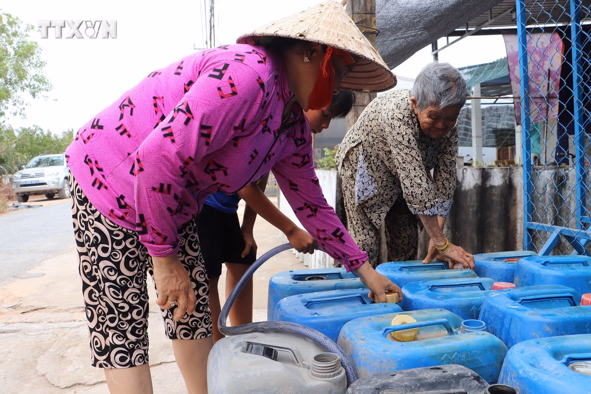 vna_potal_tien_giang_tap_trung_cap_nuoc_sinh_hoat_cho_nhan_dan_vung_thien_tai_tan_phu_dong__7324294.jpg