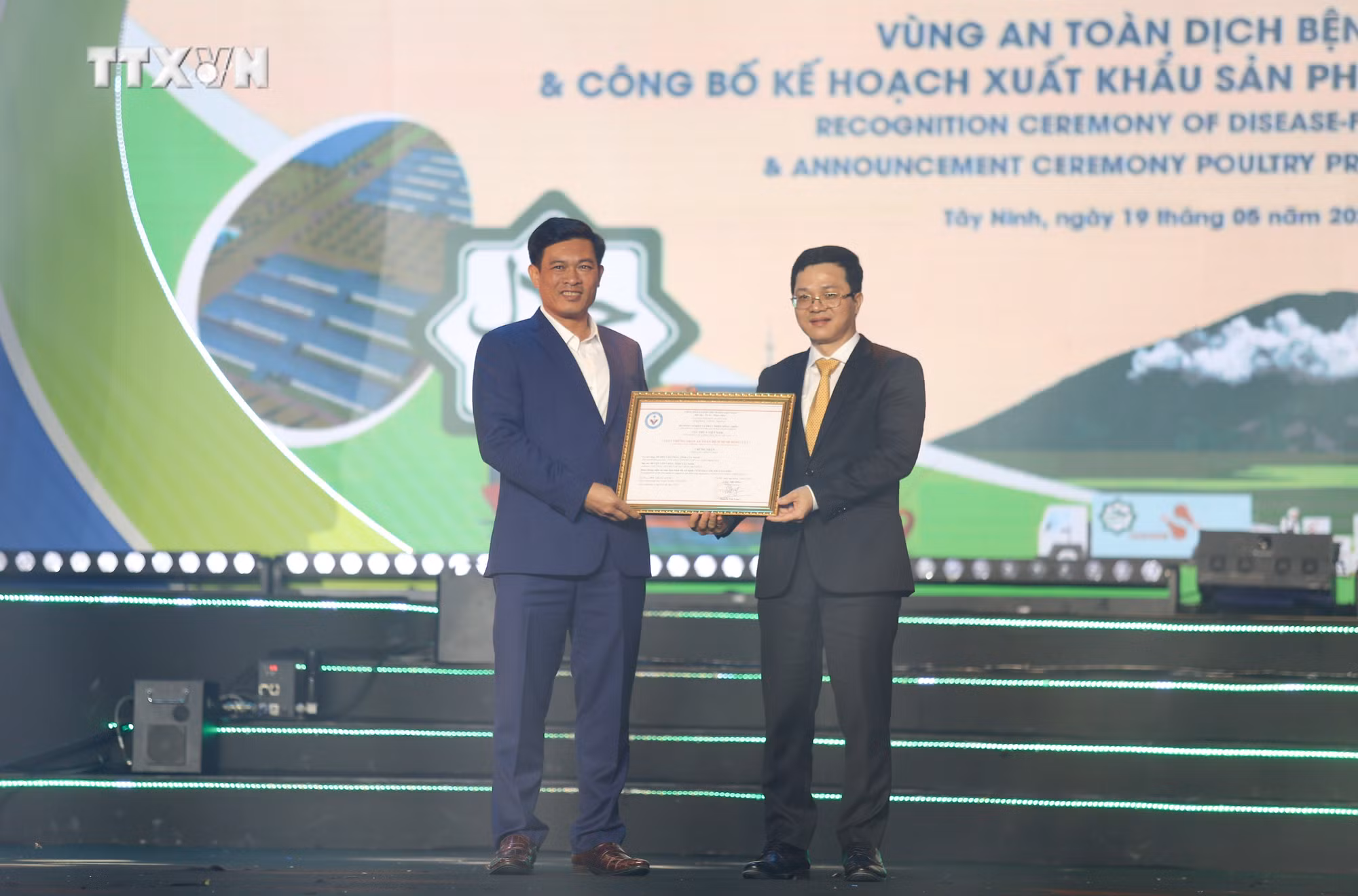 vna_potal_cong_nhan_vung_an_toan_dich_benh_tay_ninh_va_khanh_thanh_khu_chan_nuoi_ung_dung_cong_nghe_cao_7384444.jpg