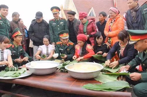 Chương trình “Gói bánh chưng xanh cùng người nghèo ăn Tết” tặng quà người có hoàn cảnh khó khăn, nạn nhân da cam