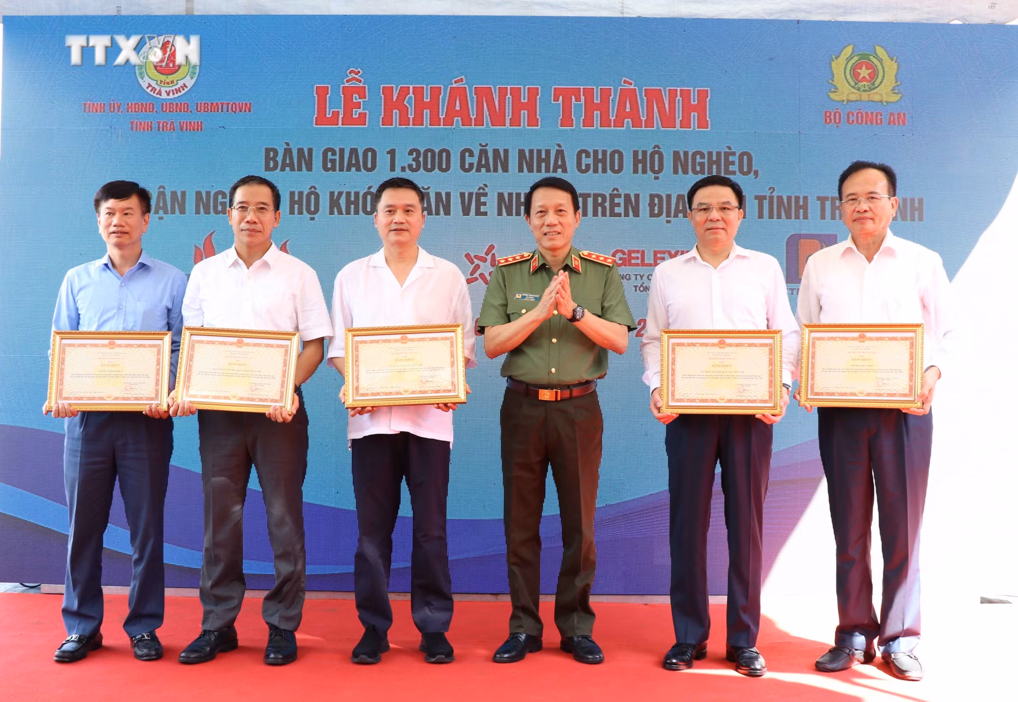 vna_potal_bo_cong_an_ban_giao_1300_can_nha_cho_ho_ngheo_can_ngheo_o_tra_vinh_7639410.jpg