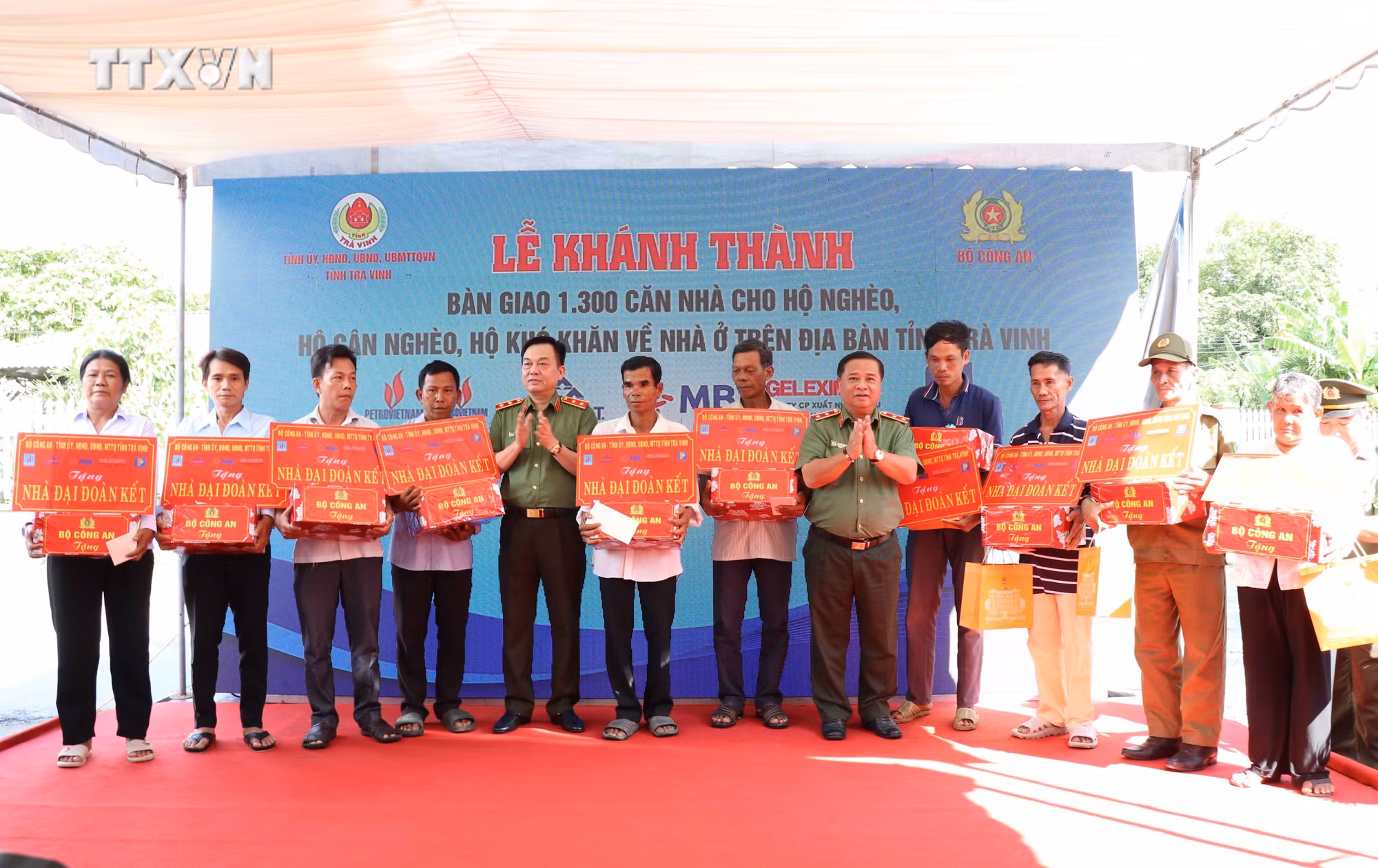 vna_potal_bo_cong_an_ban_giao_1300_can_nha_cho_ho_ngheo_can_ngheo_o_tra_vinh_7639405.jpg