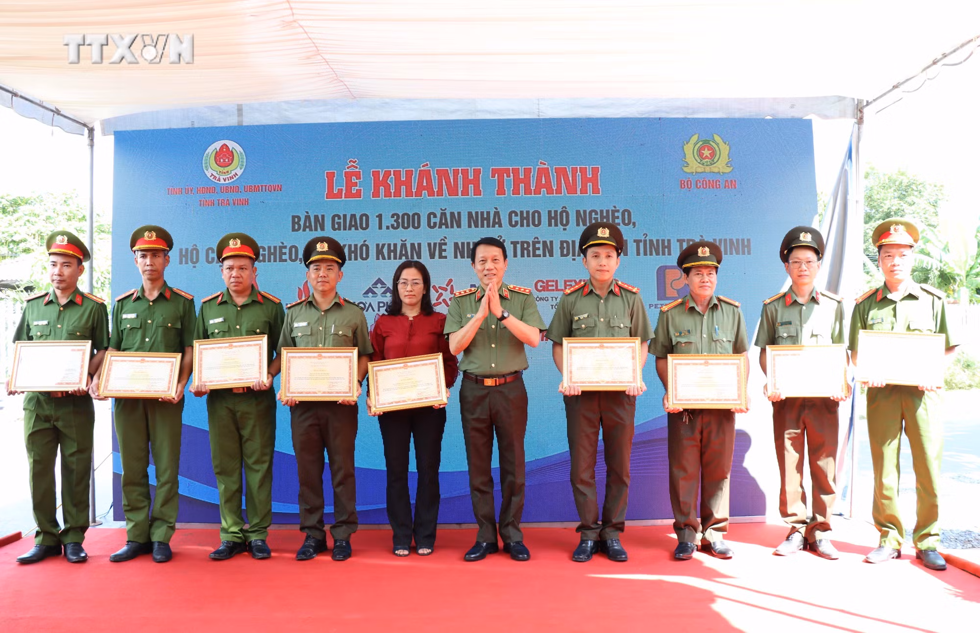 vna_potal_bo_cong_an_ban_giao_1300_can_nha_cho_ho_ngheo_can_ngheo_o_tra_vinh_7639402.jpg