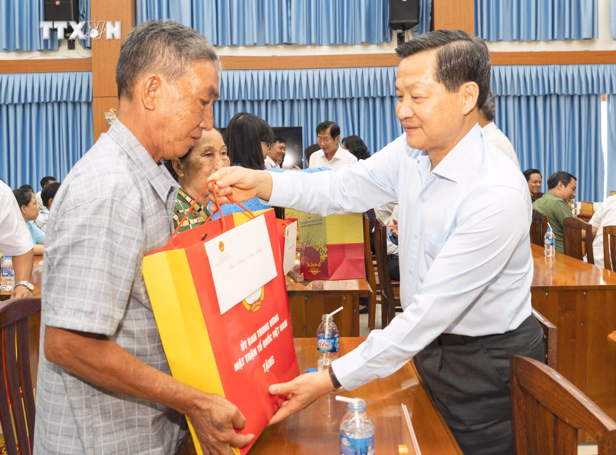 vna_potal_pho_thu_tuong_le_minh_khai_tham_tang_qua_tet_tai_an_giang_7212921.jpg