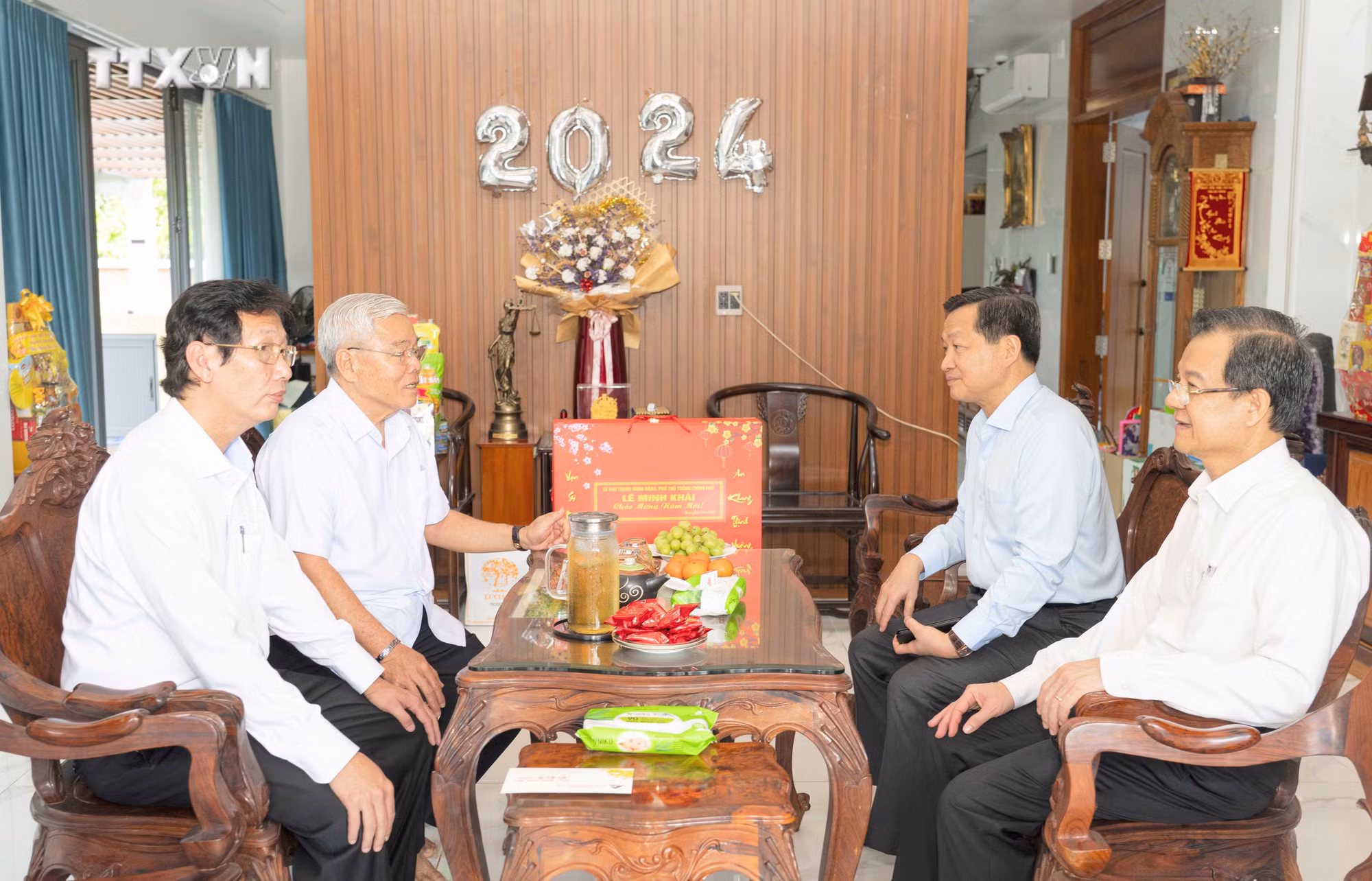vna_potal_pho_thu_tuong_le_minh_khai_tham_tang_qua_tet_tai_an_giang_7212923.jpg