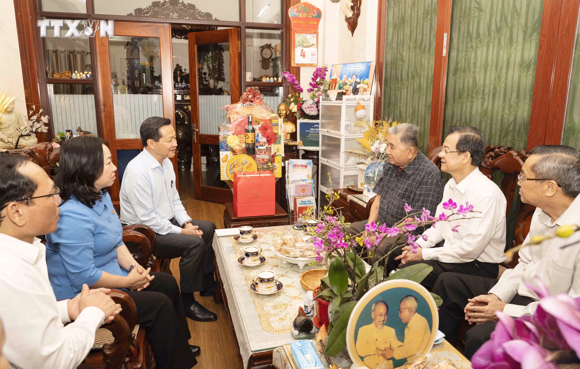 vna_potal_pho_thu_tuong_le_minh_khai_tham_tang_qua_tet_tai_an_giang_7212924.jpg