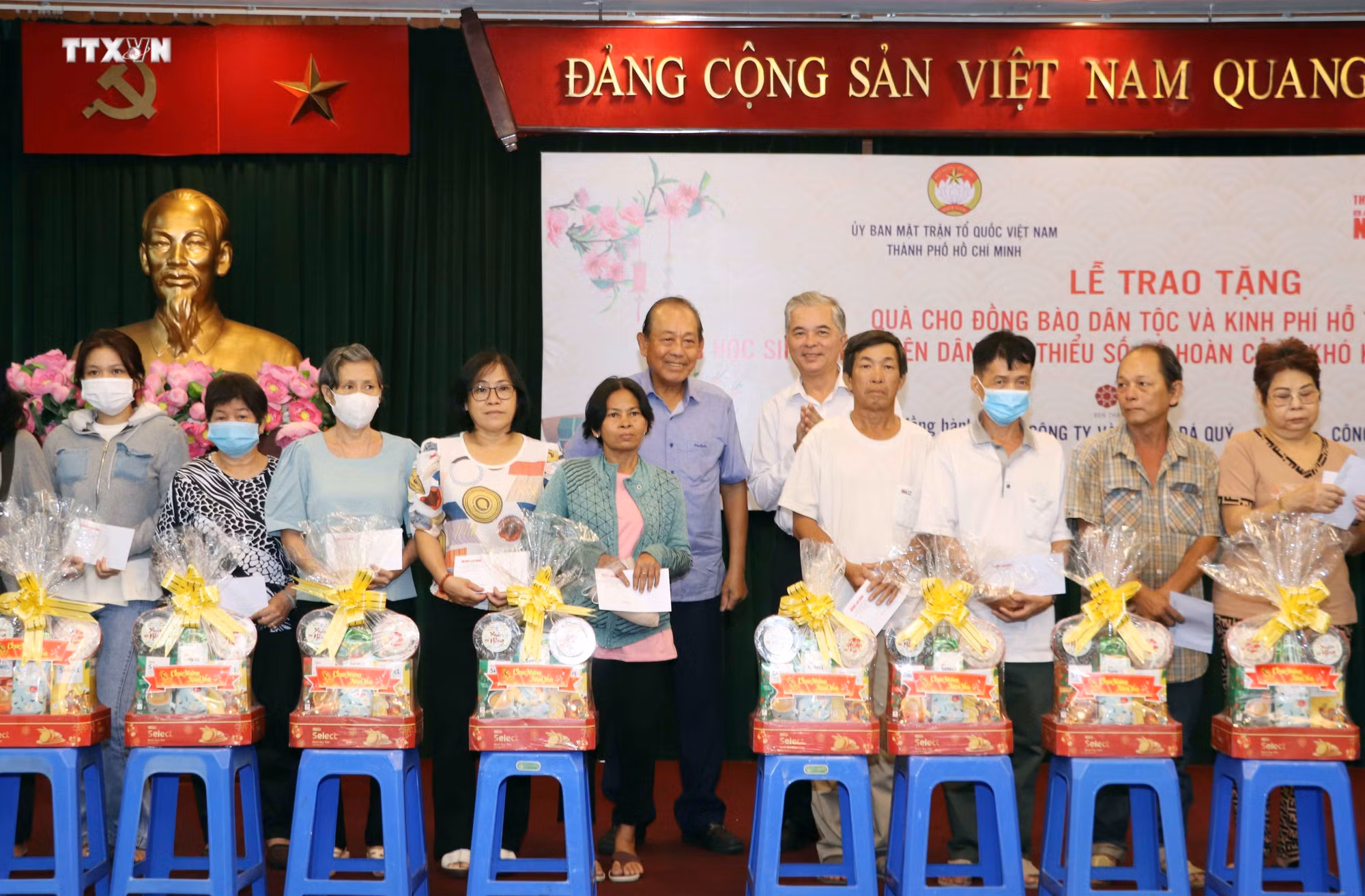 vna_potal_tp_ho_chi_minh_tang_qua_tet_kinh_phi_ho_tro_hoc_tap_cho_dong_bao_dan_toc_thieu_so_co_hoan_canh_kho_khan_7208905.jpg