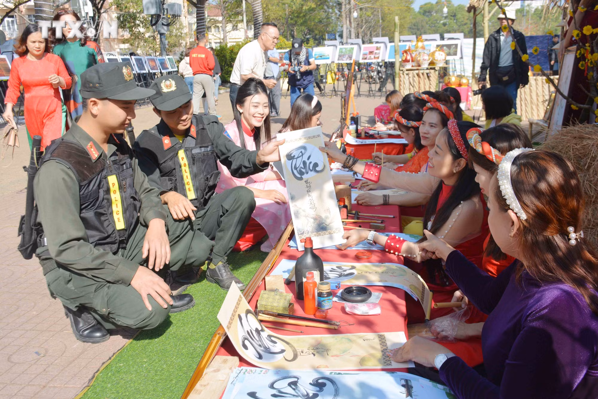 vna_potal_dak_lak_trien_lam_anh_nghe_thuat_va_thu_phap_chao_xuan_giap_thin_2024_7213042.jpg