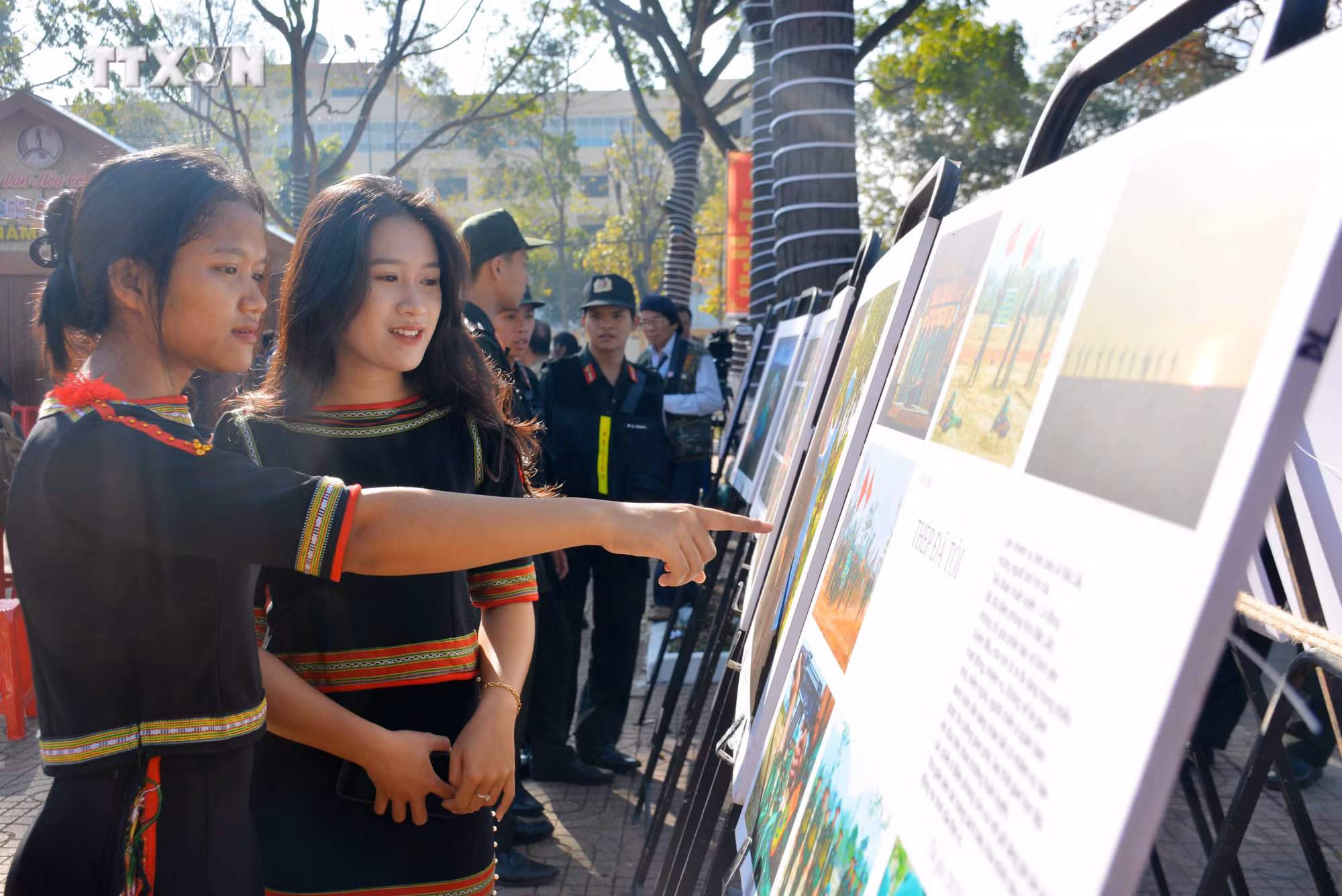 vna_potal_dak_lak_trien_lam_anh_nghe_thuat_va_thu_phap_chao_xuan_giap_thin_2024_7213040.jpg