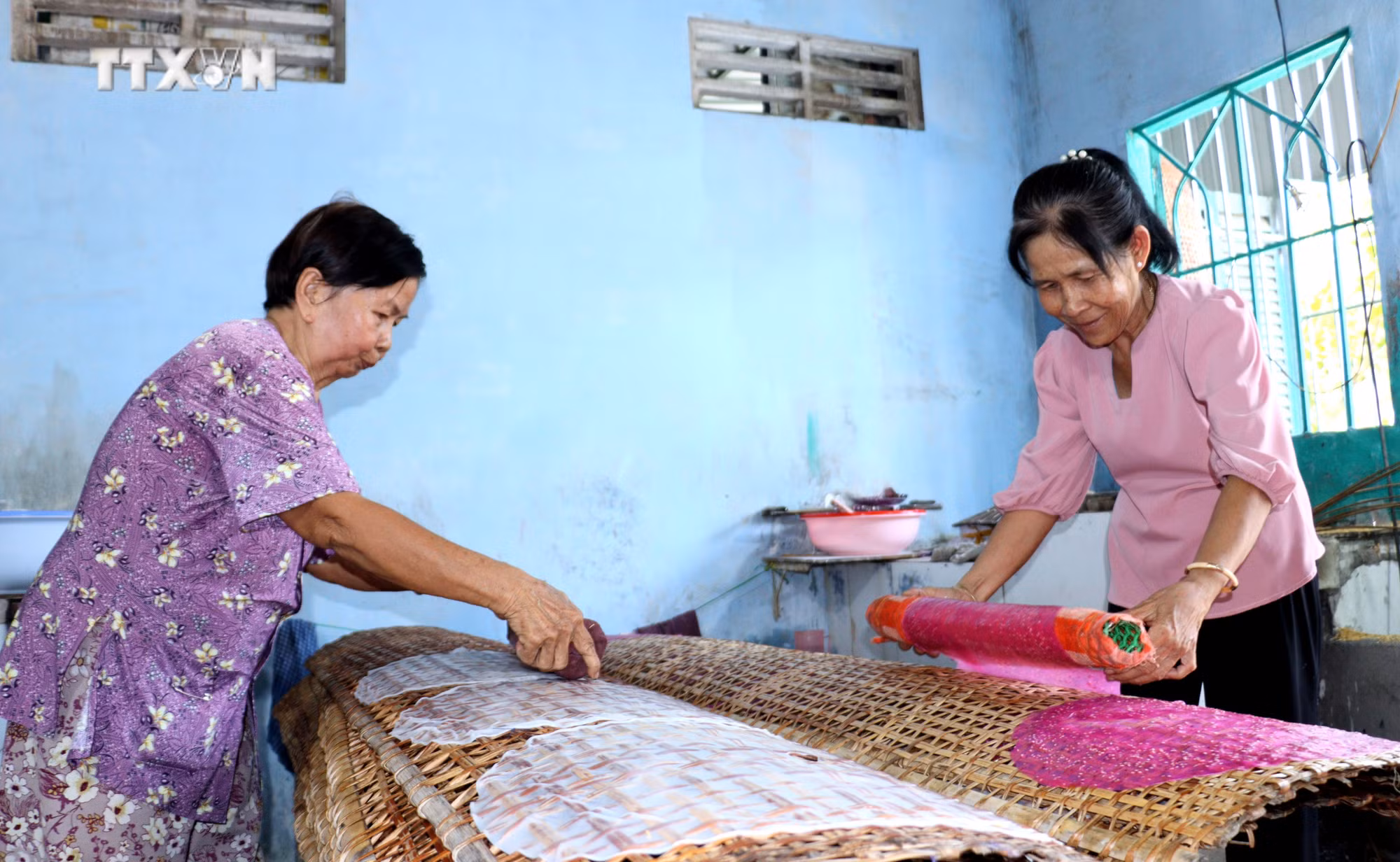 vna_potal_vinh_long_lang_nghe_banh_trang_cu_lao_may_hoi_ha_san_xuat_vu_tet_7211081.jpg