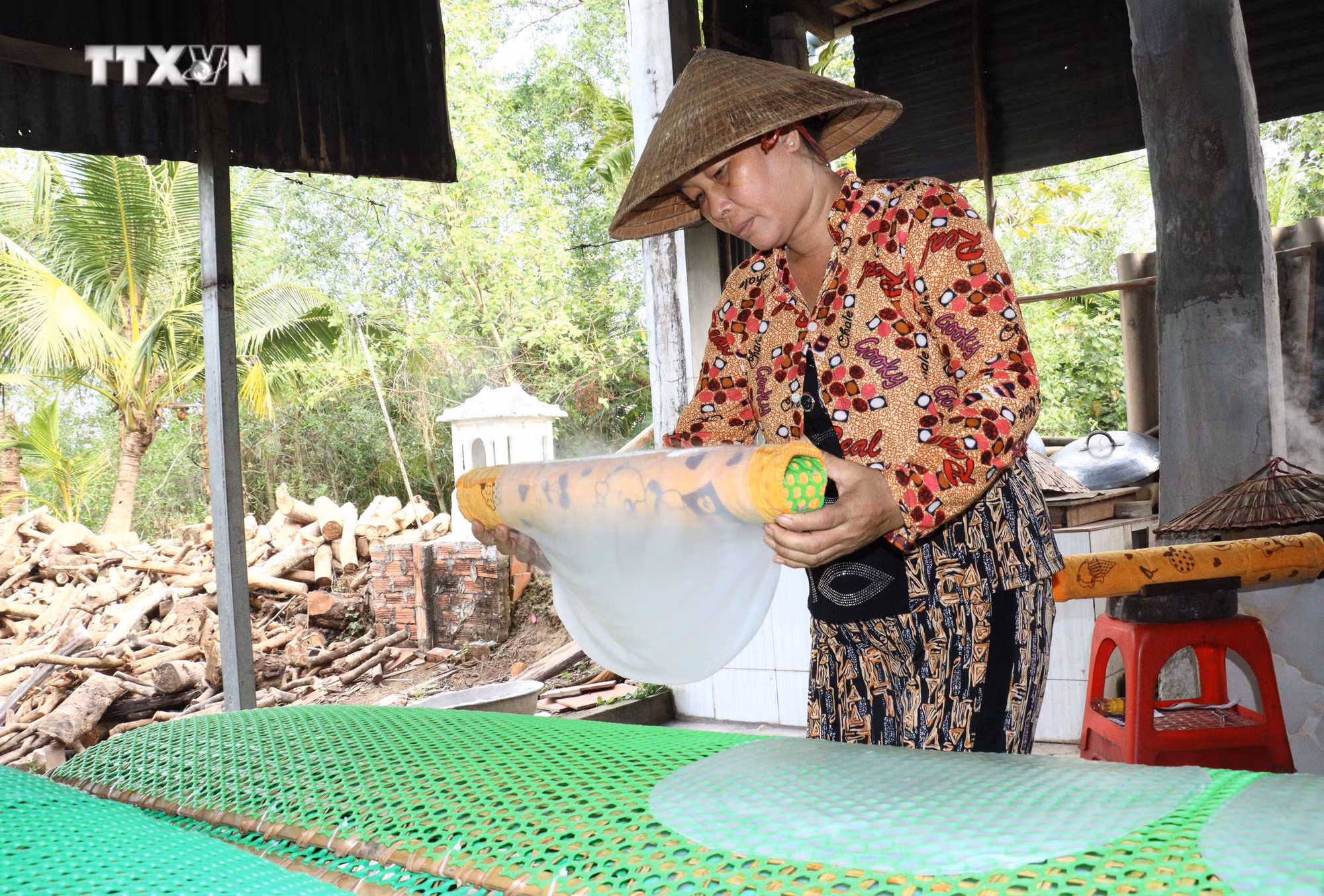 vna_potal_vinh_long_lang_nghe_banh_trang_cu_lao_may_hoi_ha_san_xuat_vu_tet_7211084.jpg