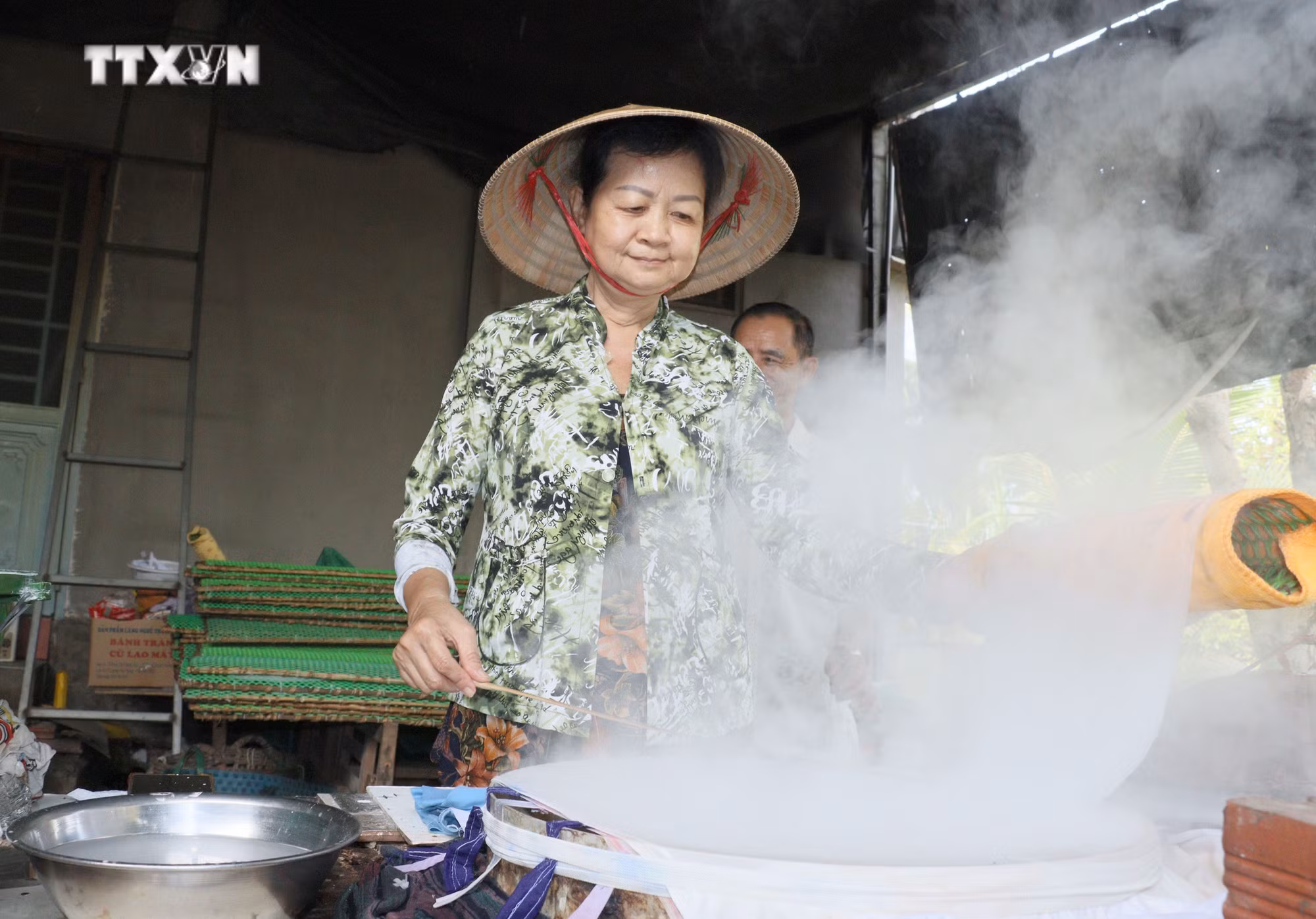 vna_potal_vinh_long_lang_nghe_banh_trang_cu_lao_may_hoi_ha_san_xuat_vu_tet_7211085.jpg