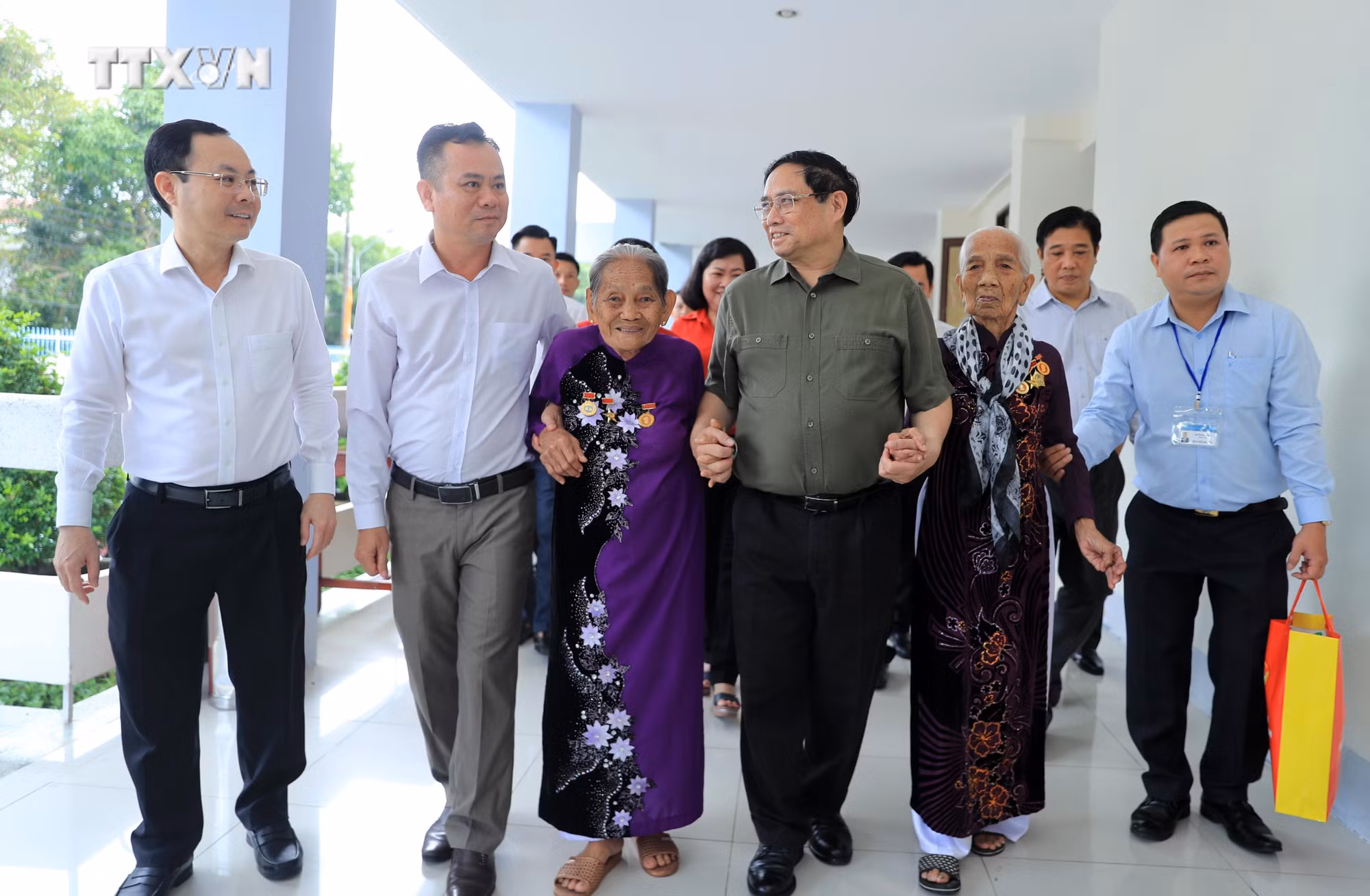 vna_potal_thu_tuong_tham_tang_qua_tet_doi_tuong_chinh_sach_tp_can_tho_7212814.jpg
