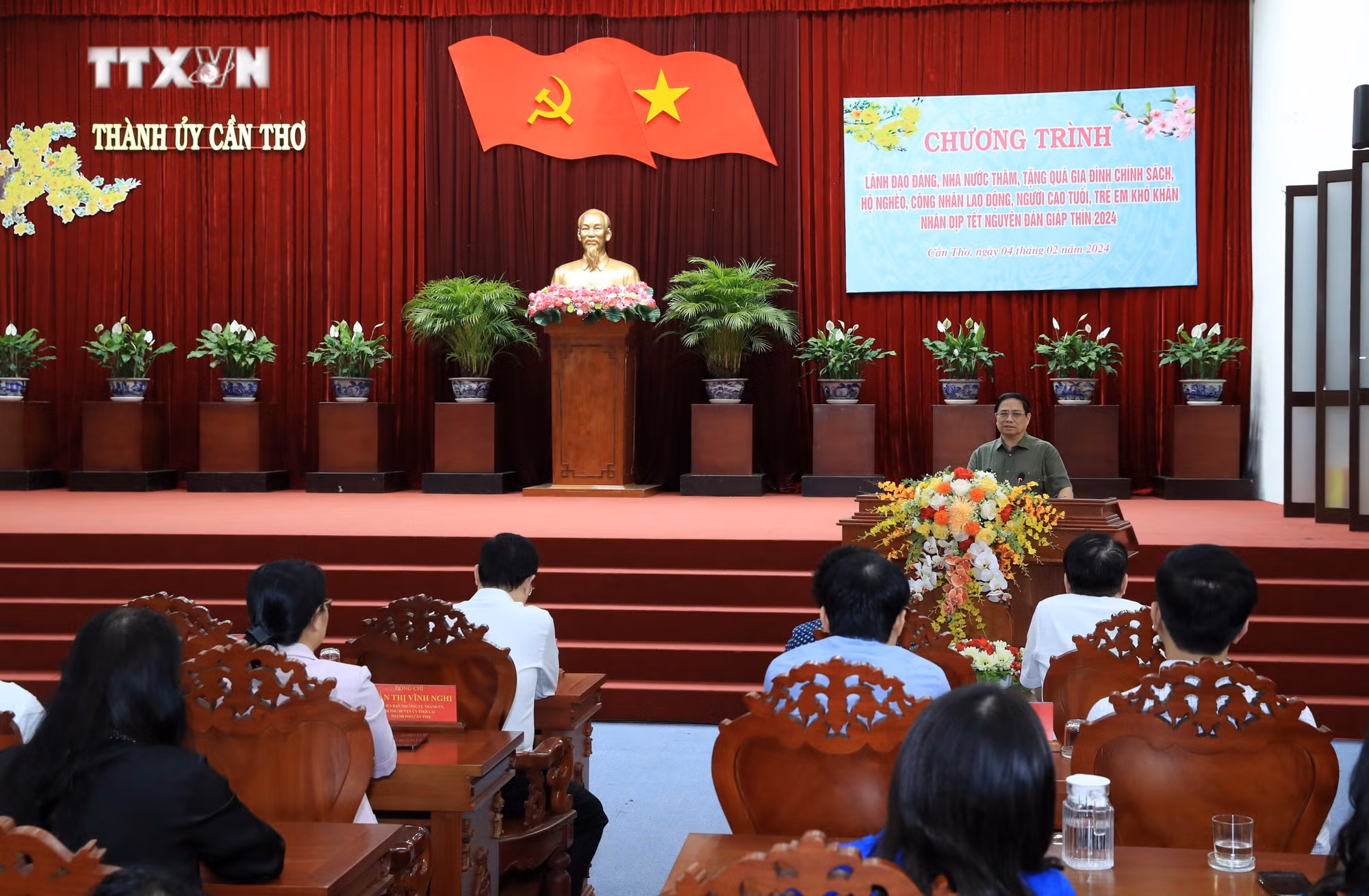 vna_potal_thu_tuong_tham_tang_qua_tet_doi_tuong_chinh_sach_tp_can_tho_7212803.jpg
