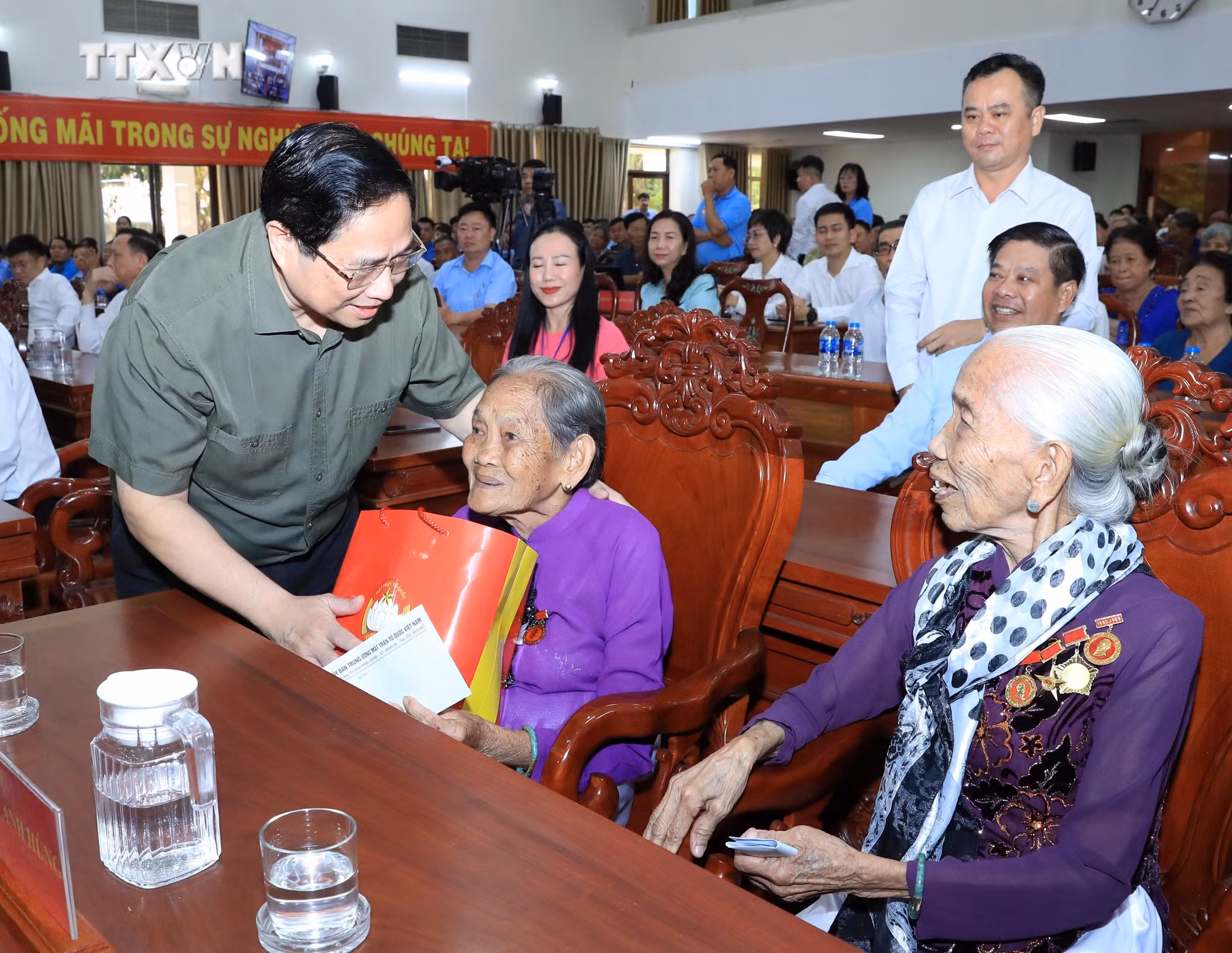 vna_potal_thu_tuong_tham_tang_qua_tet_doi_tuong_chinh_sach_tp_can_tho_7212810.jpg