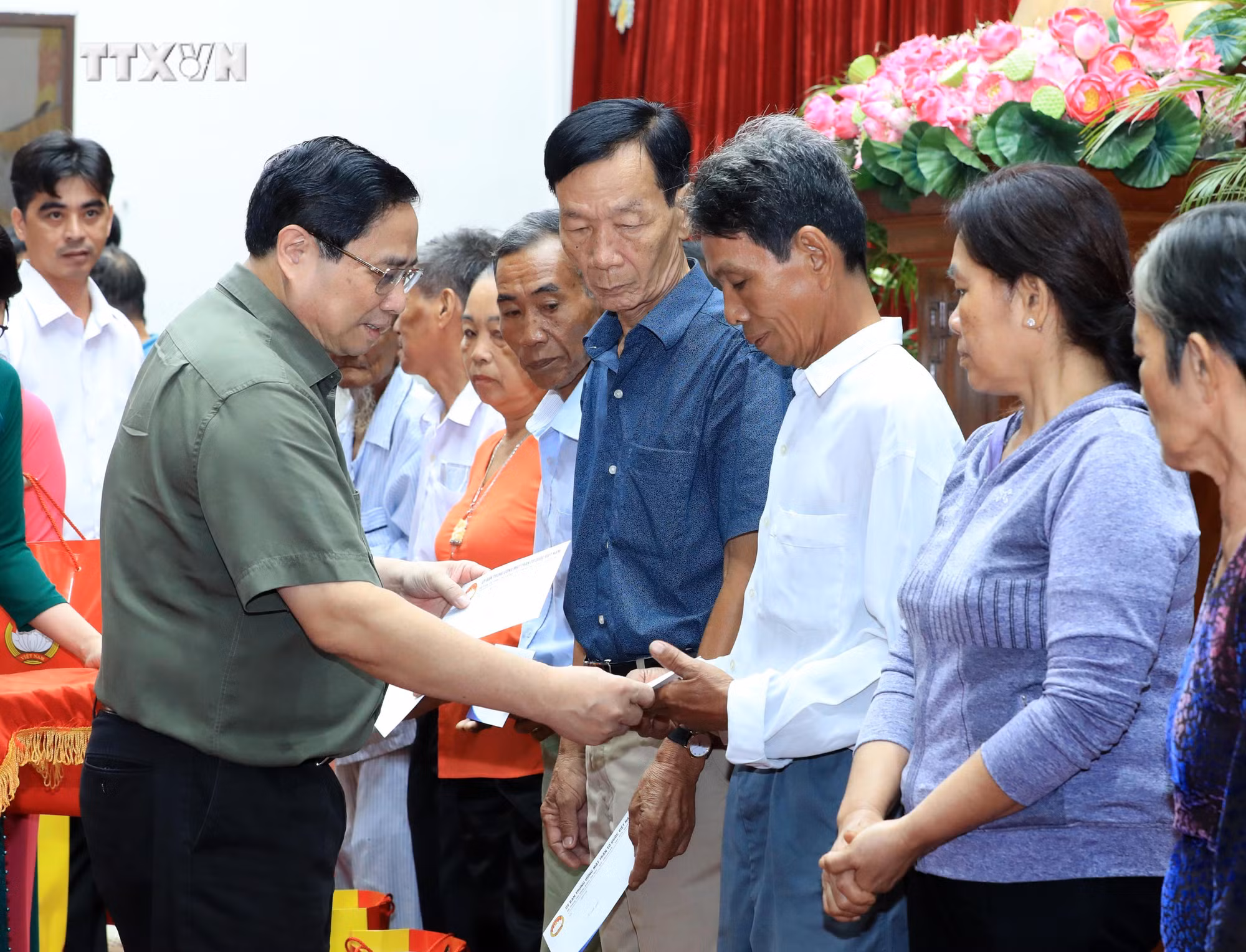 vna_potal_thu_tuong_tham_tang_qua_tet_doi_tuong_chinh_sach_tp_can_tho_7212812.jpg