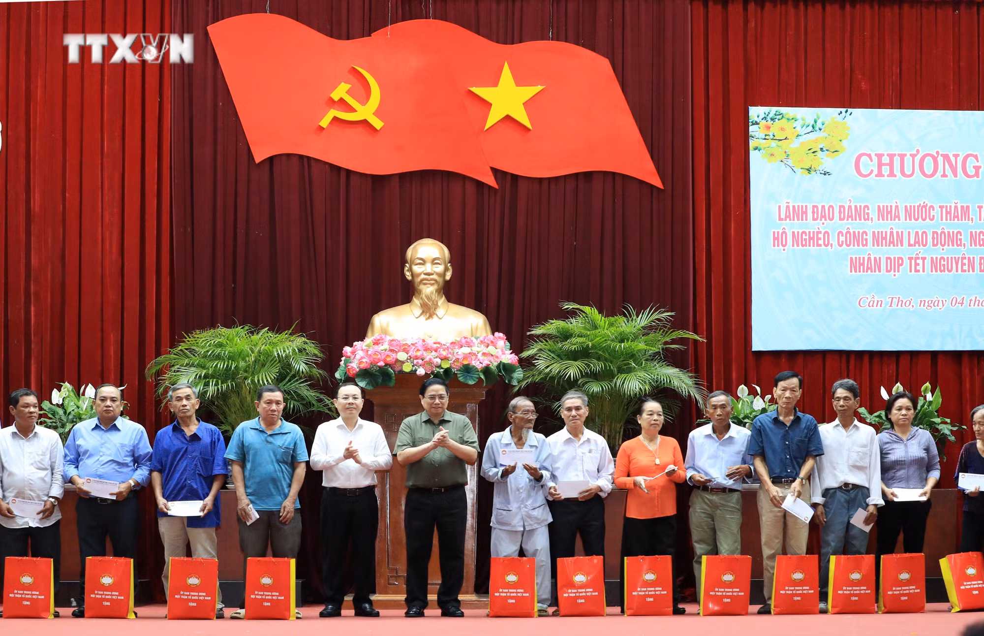 vna_potal_thu_tuong_tham_tang_qua_tet_doi_tuong_chinh_sach_tp_can_tho_7212813.jpg