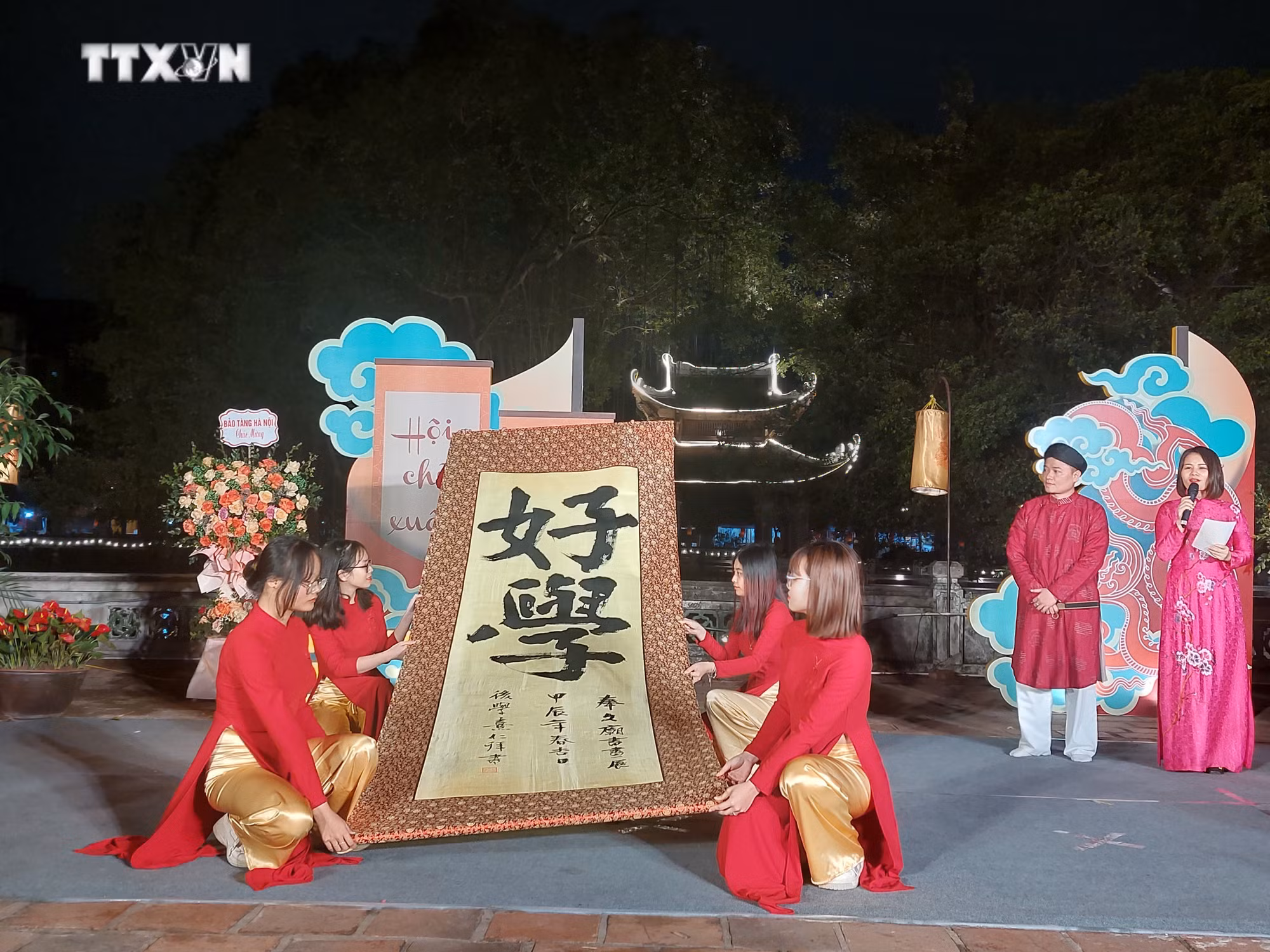 vna_potal_ha_noi_ton_vinh_truyen_thong_hieu_hoc_tai_hoi_chu_xuan_giap_thin_2024__7212260.jpg