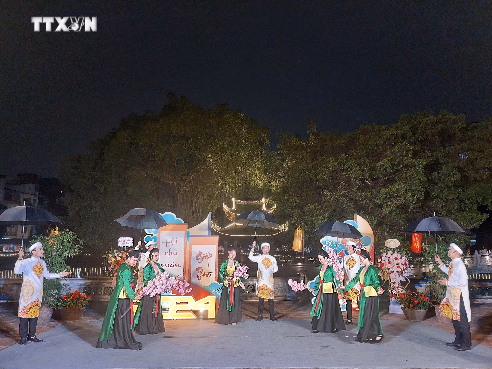 vna_potal_ha_noi_ton_vinh_truyen_thong_hieu_hoc_tai_hoi_chu_xuan_giap_thin_2024__7212257.jpg